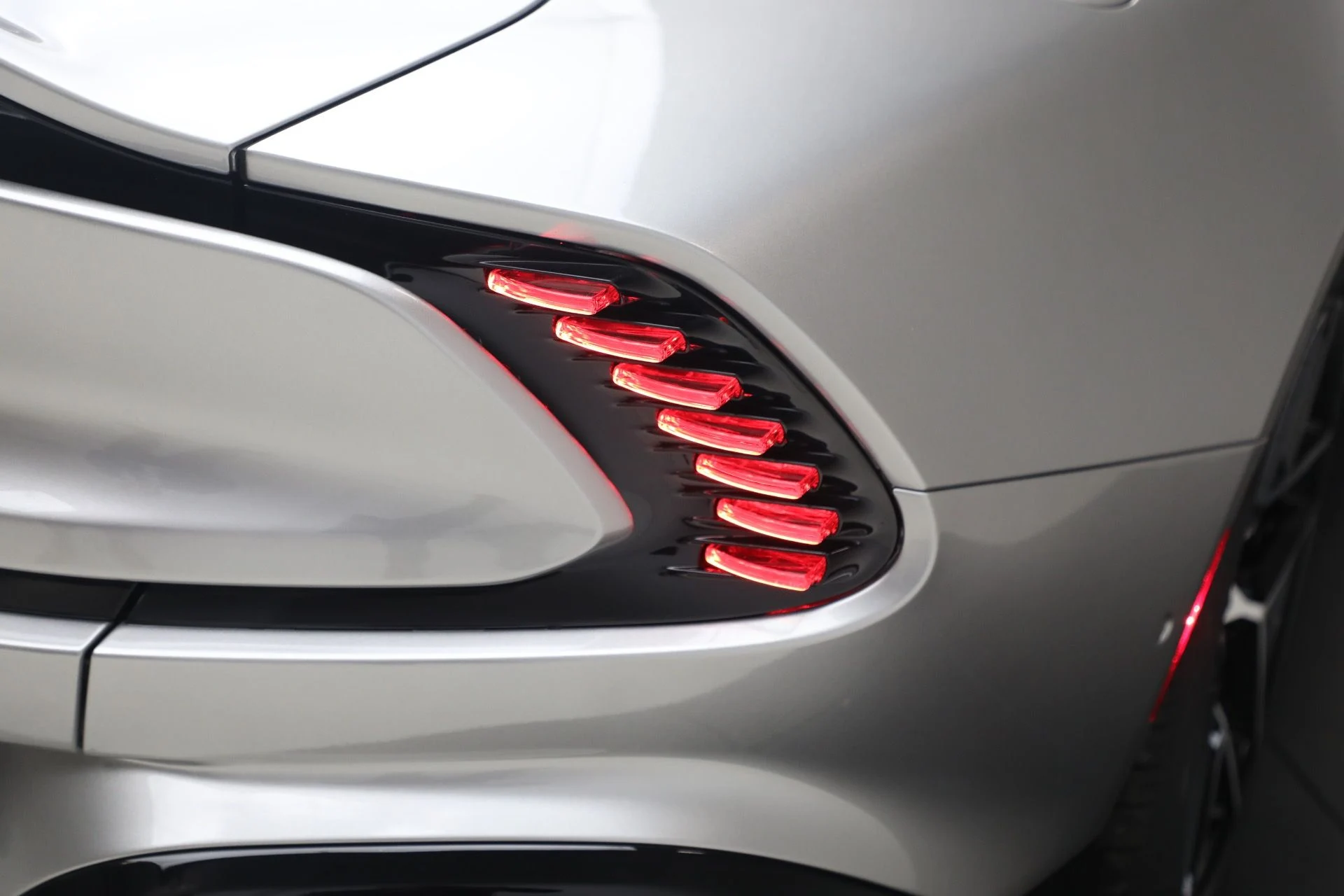 mph033_350817972_New_2026_Aston_Martin_Vanquish_1767630425_5109221260