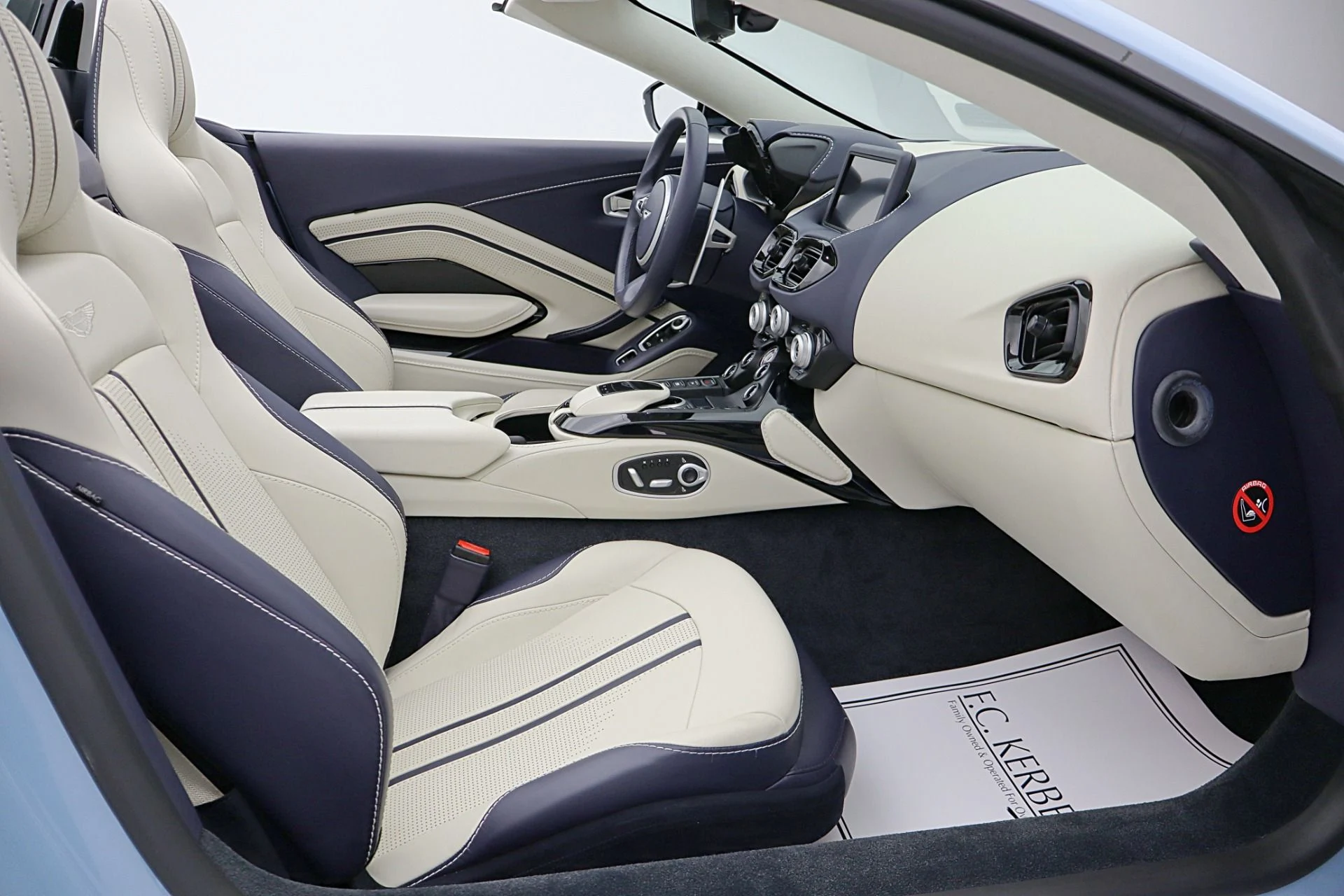 mph033_3558043986_Used_2022_Aston_Martin_Vantage_Roadster_3b7c8b9edc
