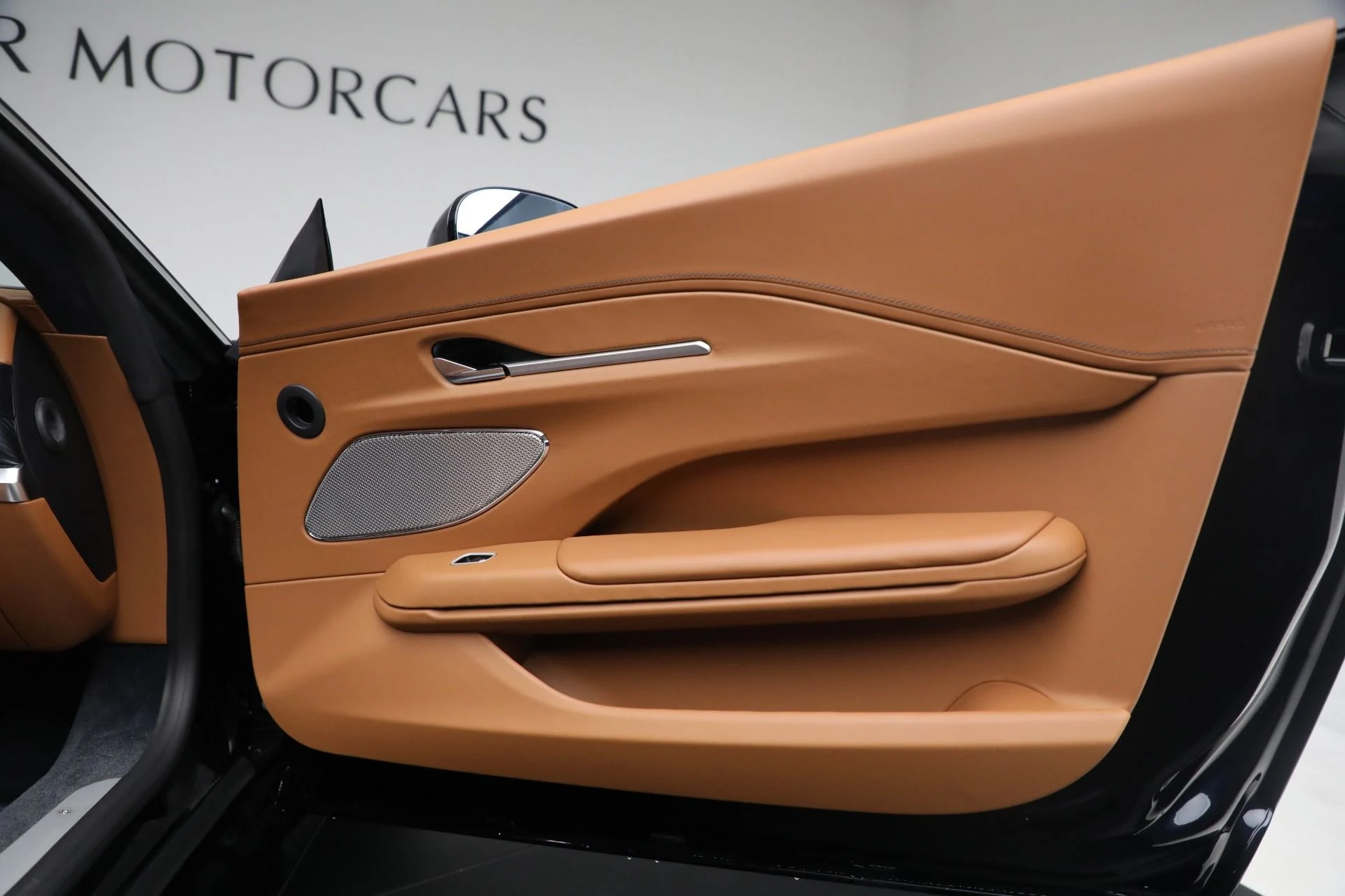 mph033_3577419808_New_2026_Aston_Martin_Vantage_Roadster_1762206606_7fcb500744