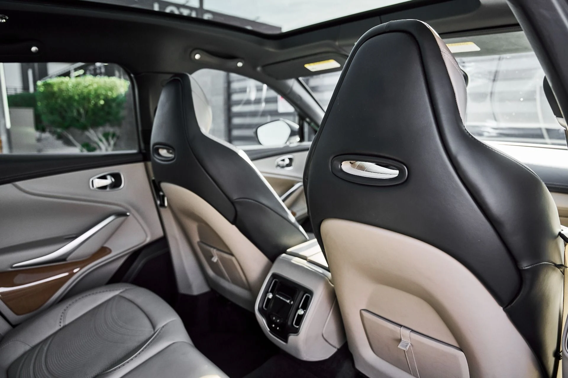 mph033_3582487471_Used_2023_Aston_Martin_DBX_707_1774652403_fdeebdbb17