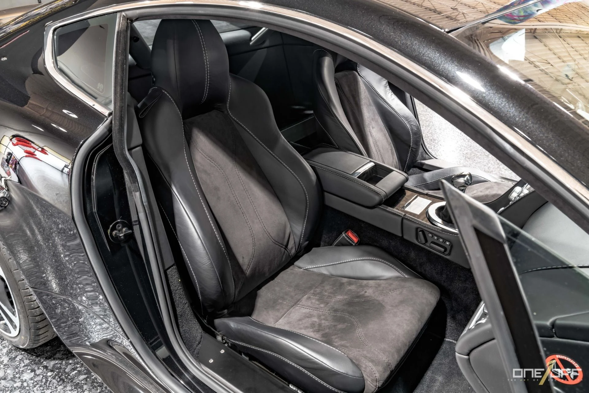 mph033_3588215520_Used_2011_Aston_Martin_V12_Vantage_Carbon_Black_6_Speed_in_Immaculate_Condition_1756349737_186623b191