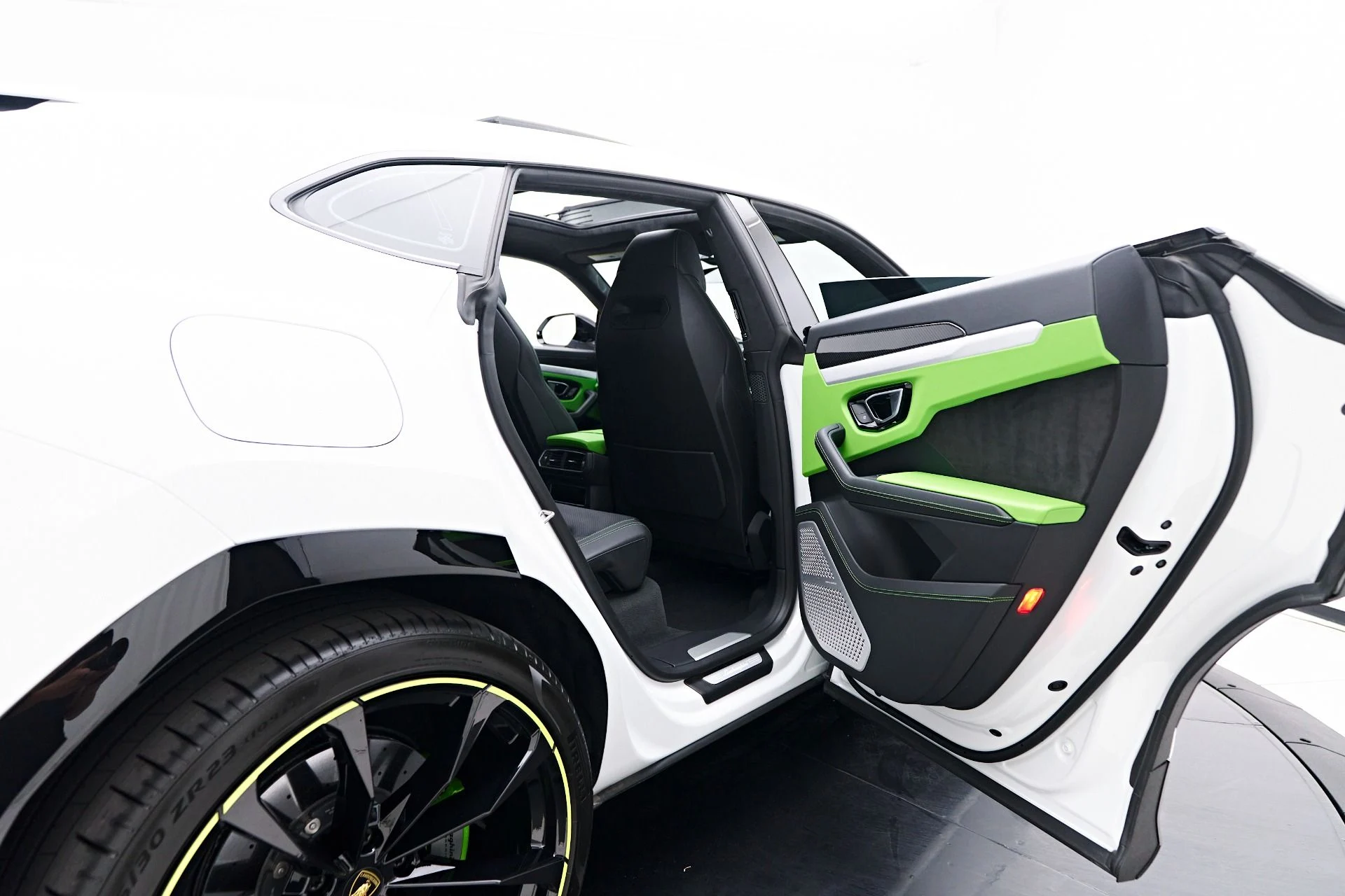 mph033_3593323182_Used_2022_Lamborghini_Urus_Base_1758404804_dd60450d7a