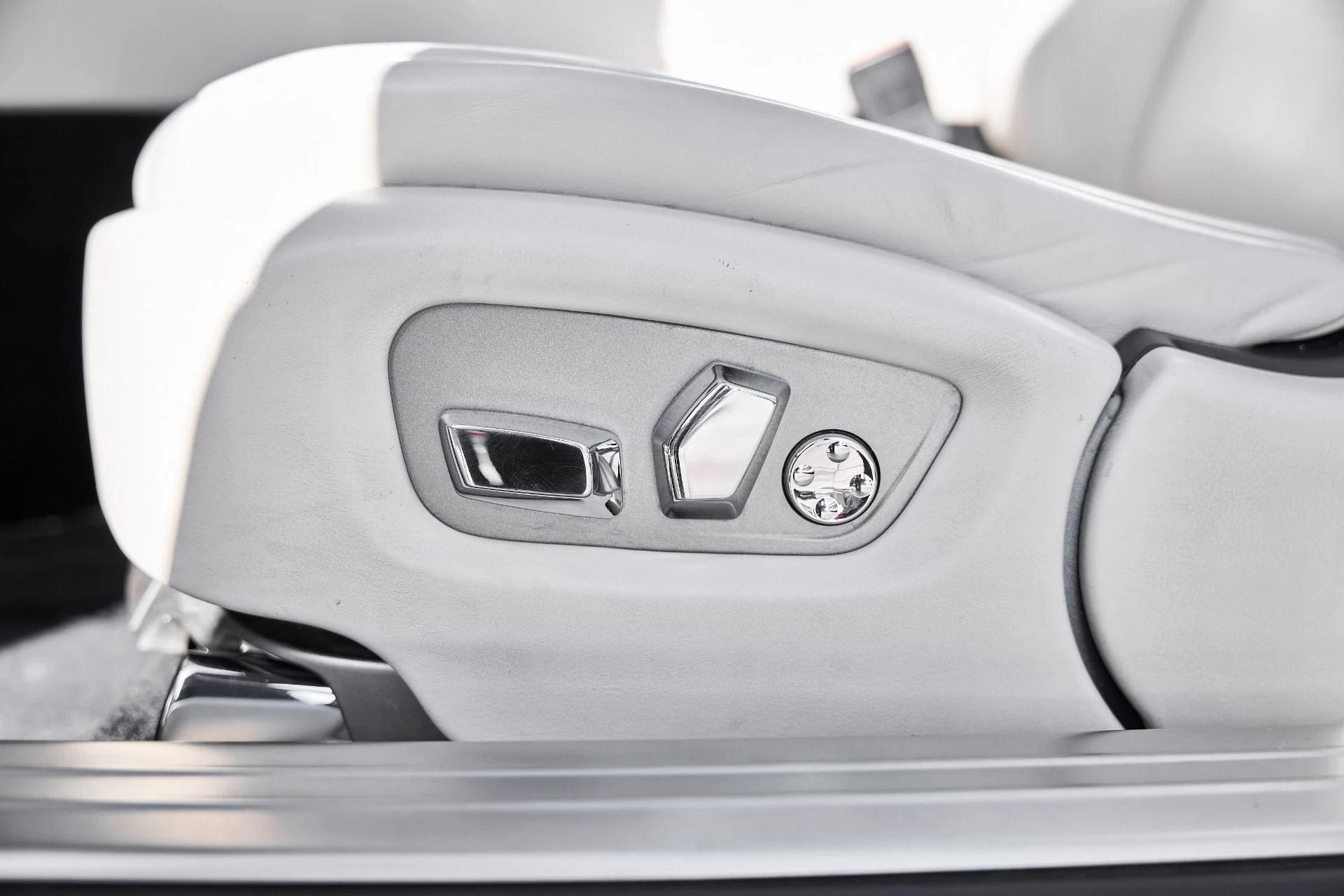 mph033_3597678044_Used_2016_Rolls_Royce_Dawn_Base_1770086721_917d6a25b9