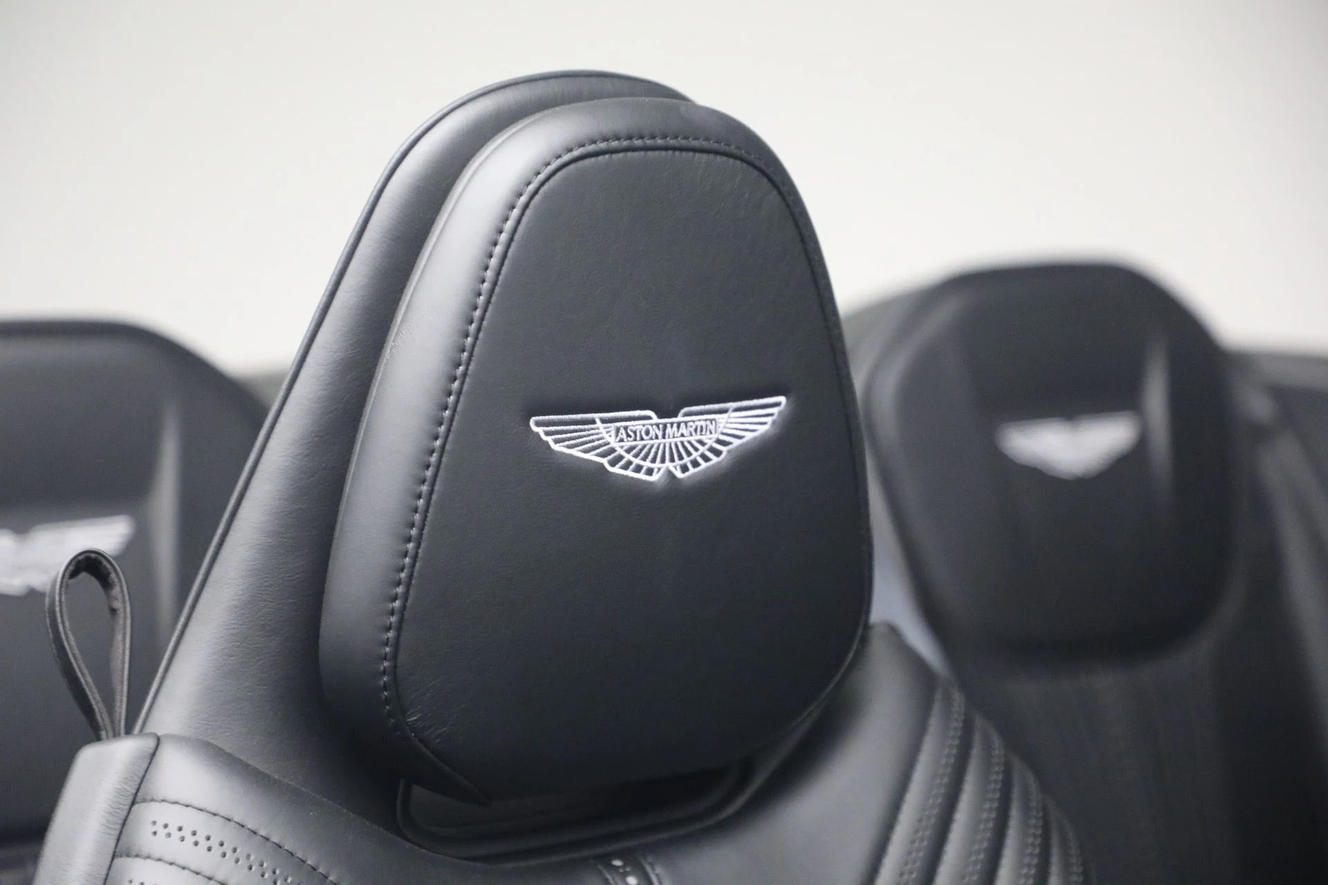 mph033_3603850365_Used_2019_Aston_Martin_DB_11_Volante_1781362325_2f42a9f2a5