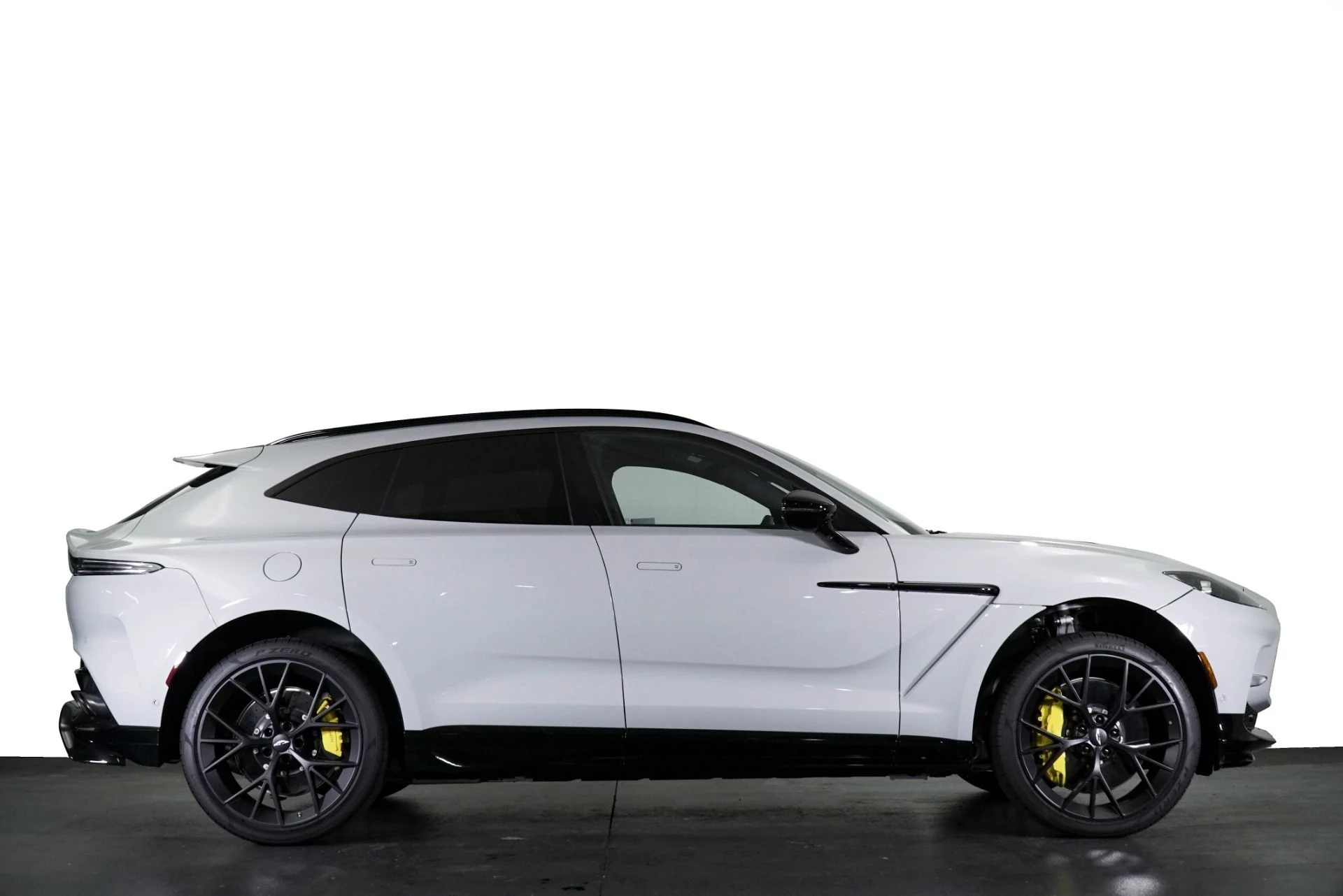 mph033_3606813317_New_2026_Aston_Martin_DBX_707_1767899119_4da0392d08