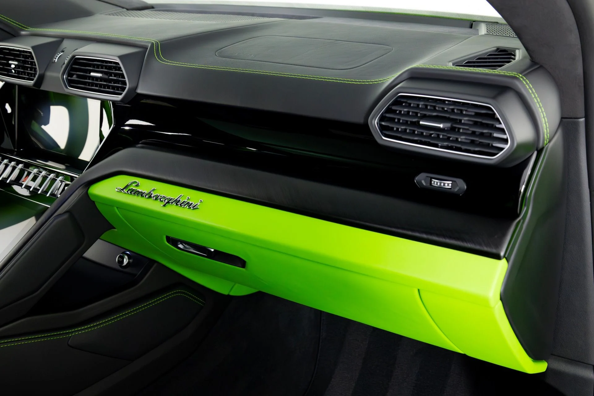 mph033_3628436960_Used_2023_Lamborghini_Urus_S_1769555052_8edd3e1e29