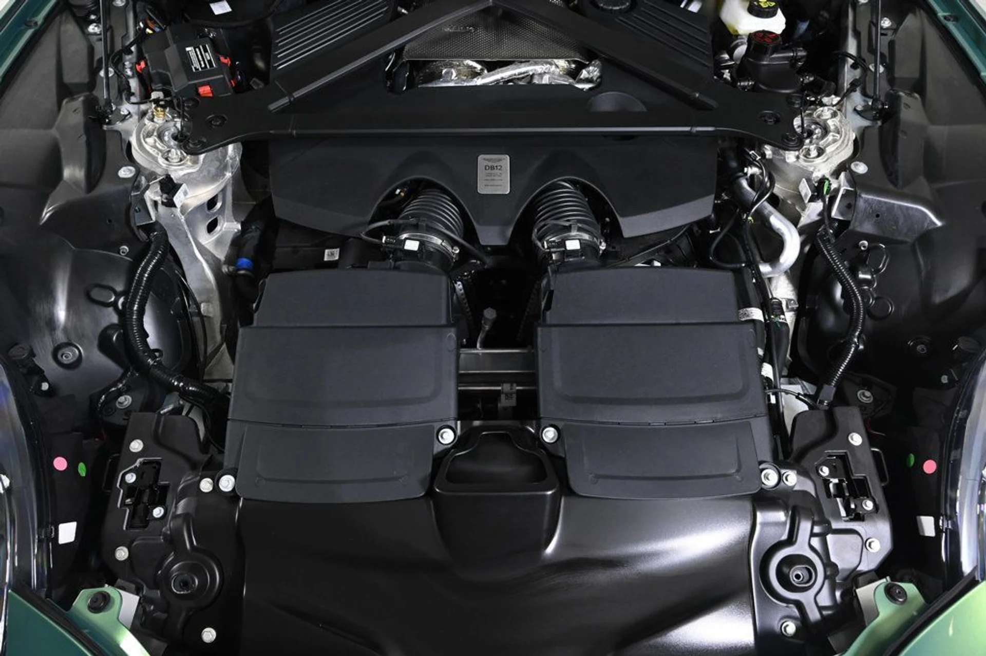 mph033_3631149076_new_2026_aston_martin_db12_11350_22928524_33_1024_7ffaf9899f