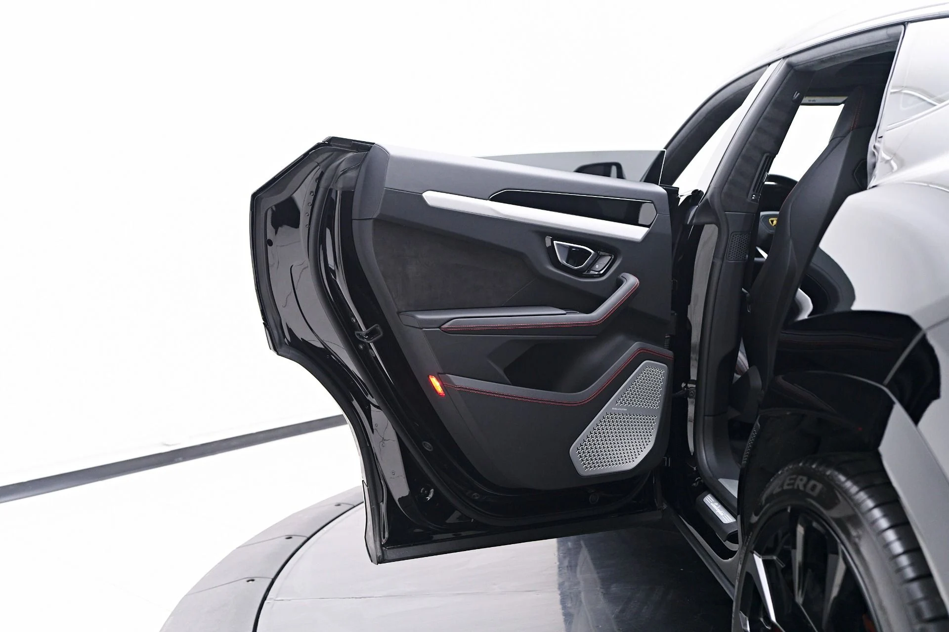 mph033_3684385558_Used_2022_Lamborghini_Urus_1753311555_2f33a82387