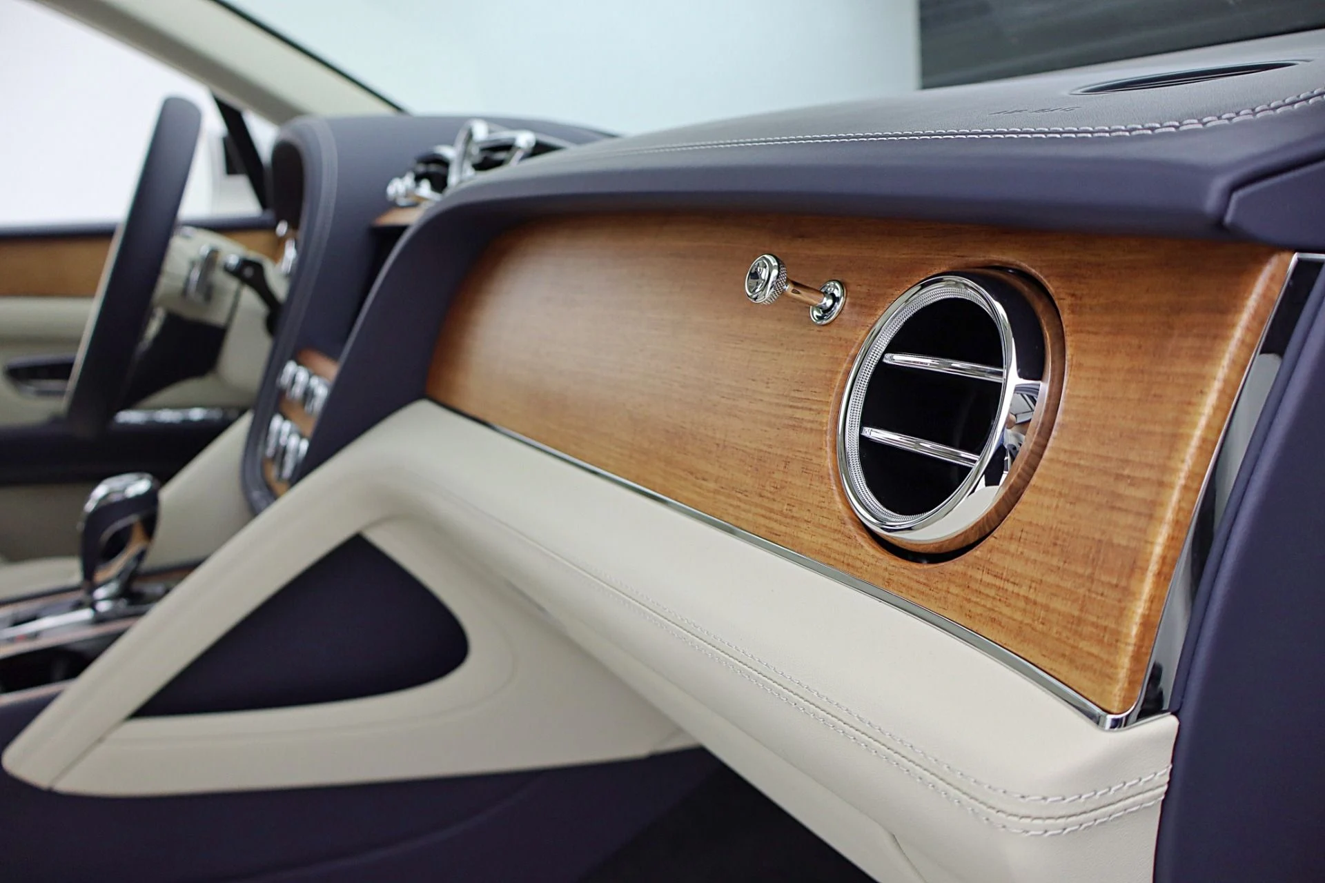 mph033_3685357741_New_2026_Bentley_Bentayga_EWB_V8_9776410281