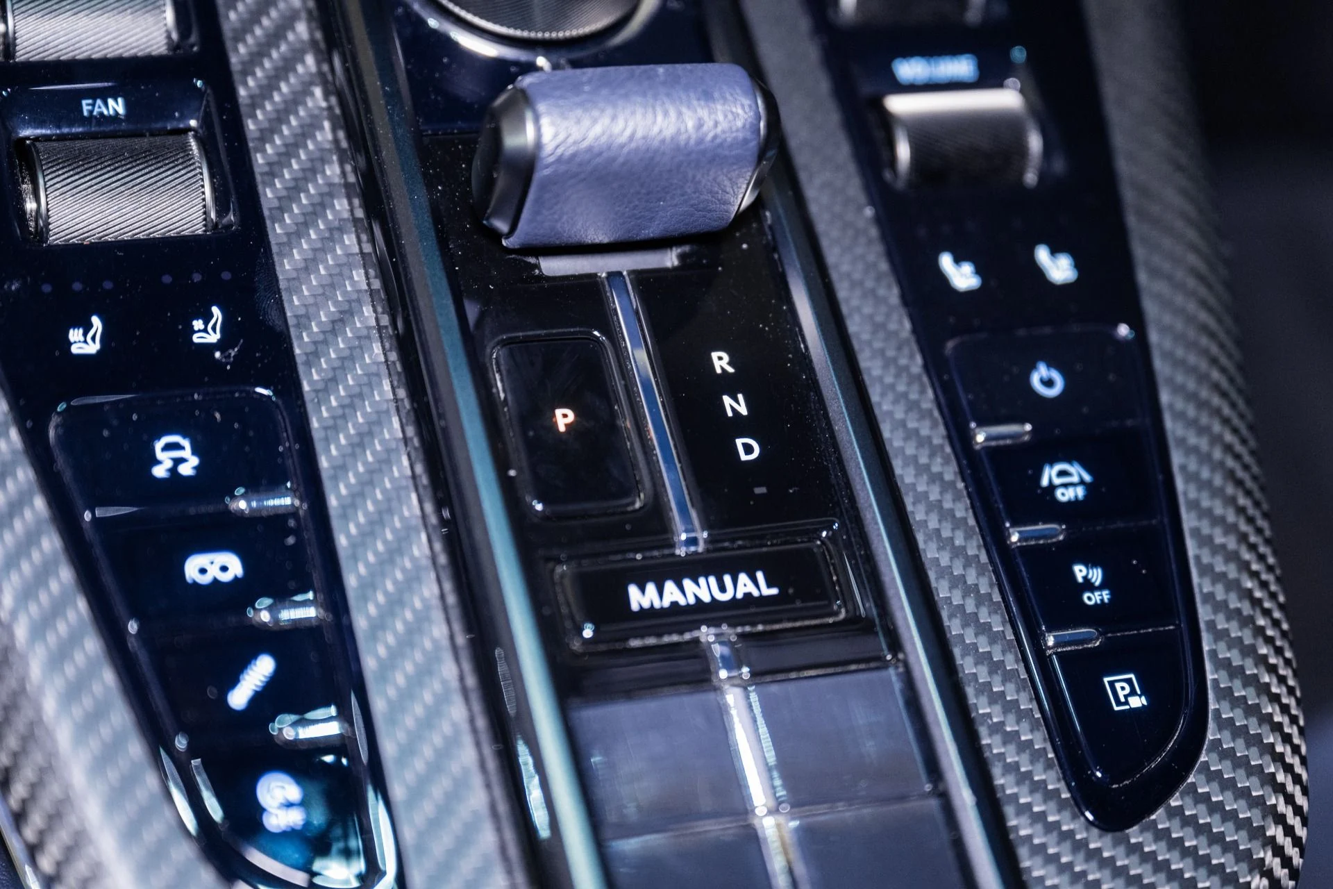 mph033_3717728316_Used_2025_Aston_Martin_Vantage_1754335114_4b9b5d1a36