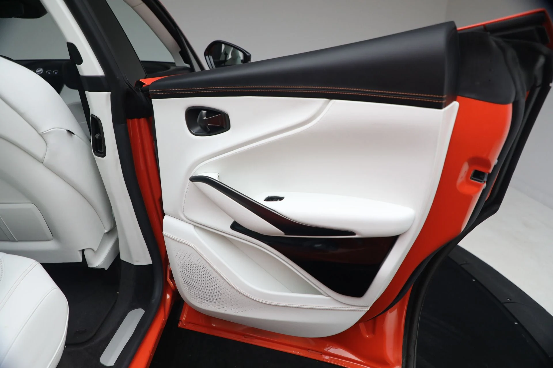 mph033_3727535377_Used_2024_Aston_Martin_DBX_707_1772122329_d3f2fa903a