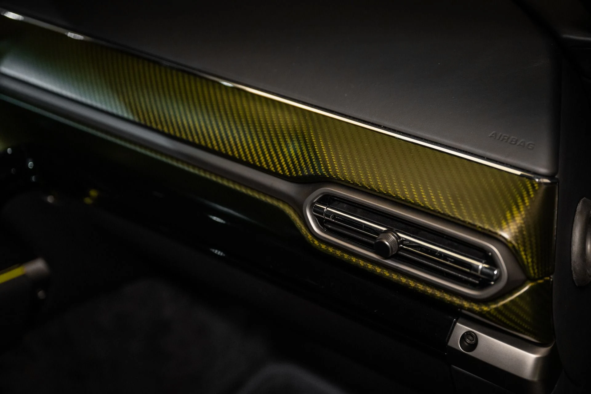 mph033_3777115299_Used_2025_Aston_Martin_Vantage_Coupe_1734713589_84f5f5390d