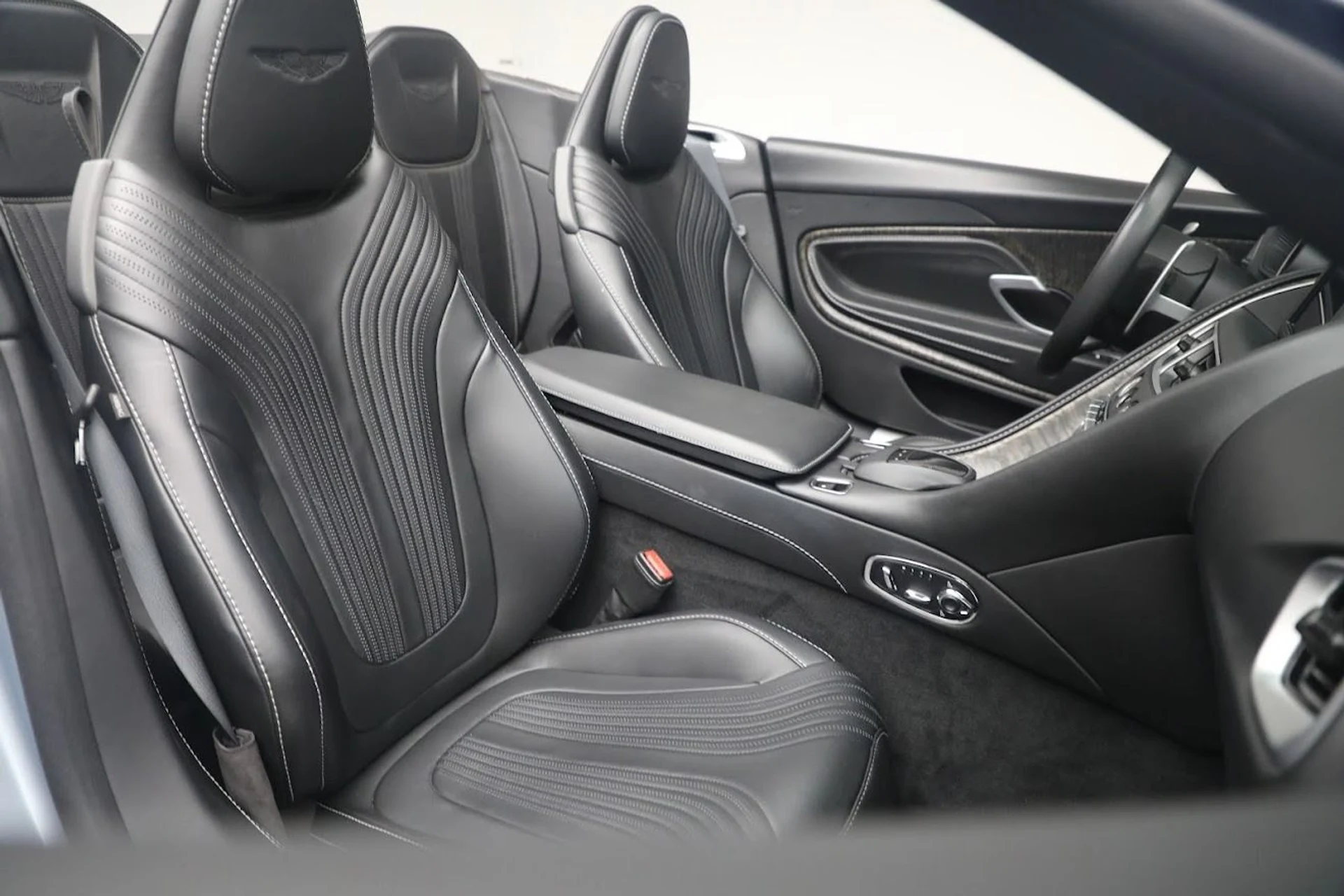 mph033_3783894863_Used_2019_Aston_Martin_DB_11_Volante_4e25ea05c3