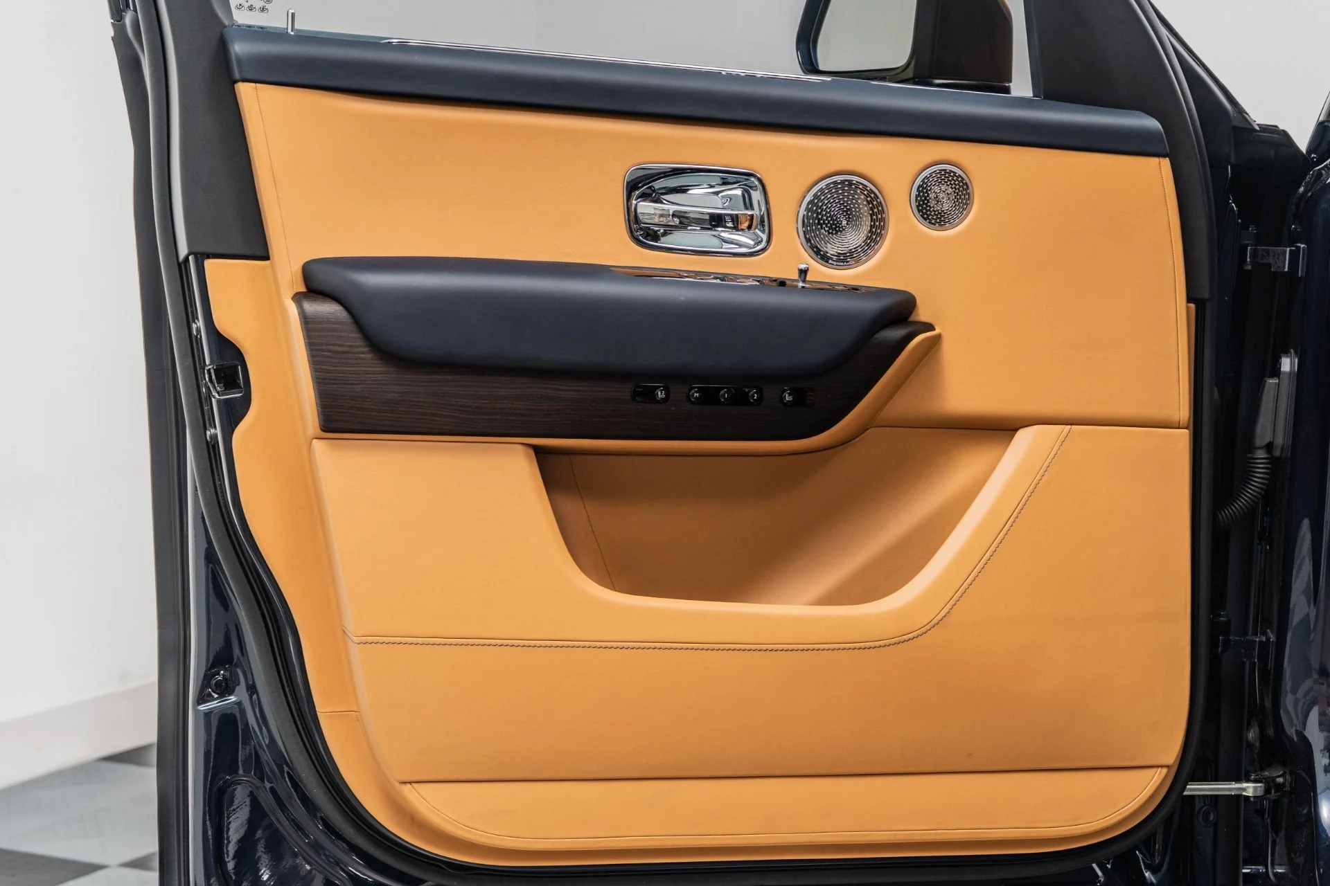 mph033_3804600655_Used_2020_Rolls_Royce_Cullinan_Rear_Theatre_Configuration_Bespoke_Audio_Picnic_Tables_1785529076_fd7a58fb27
