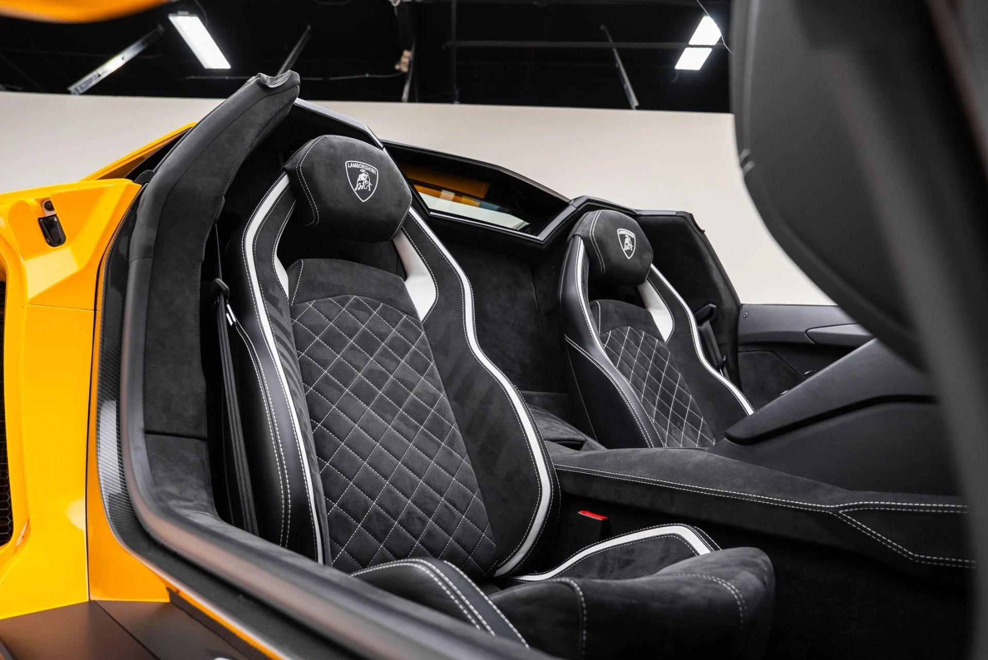 mph033_3824155373_Used_2018_Lamborghini_Aventador_Roadster_LP_740_4_S_1767990844_5e014033b6