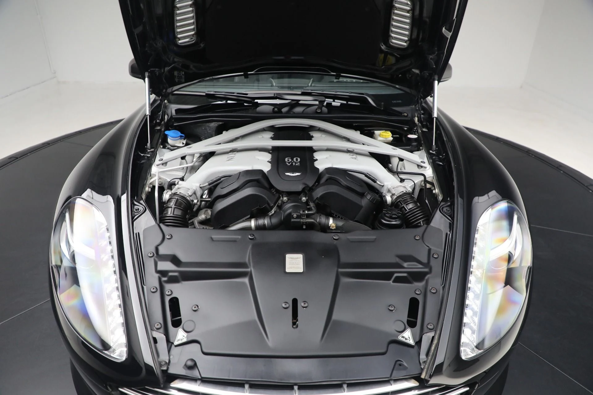 mph033_3833634665_Used_2015_Aston_Martin_DB_9_Carbon_Edition_f0e93e1382