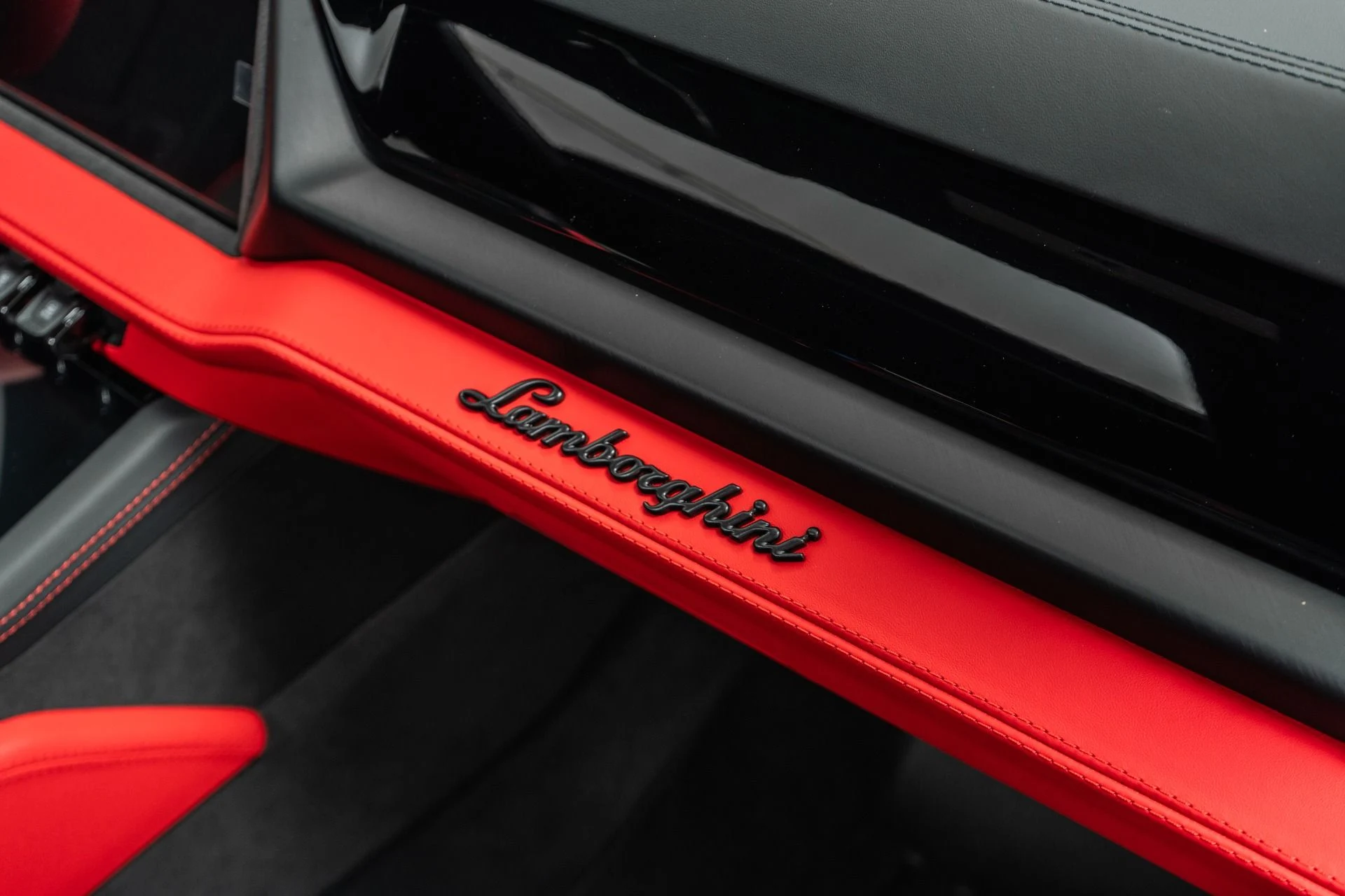 mph033_3859236939_Used_2025_Lamborghini_Urus_SE_Bang_and_Olufsen_Audio_Two_Tone_Interior_789_Horsepower_1773150487_8a484f7f77