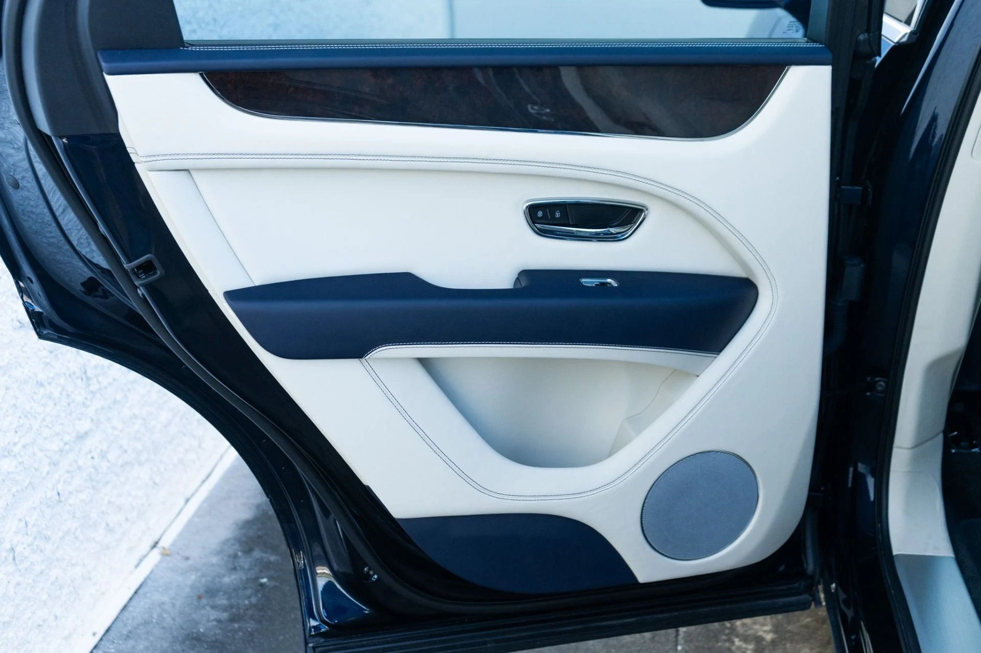 mph033_385936834_Used_2024_Bentley_Bentayga_V8_1761672305_ae92cd198d