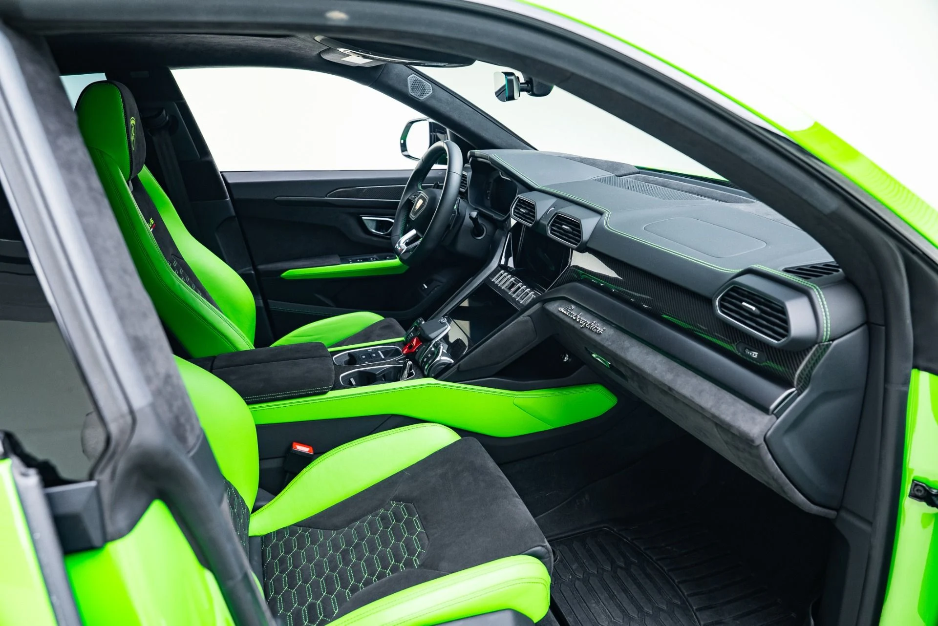 mph033_3870352226_Used_2021_Lamborghini_Urus_1766090496_12c4db4a1d