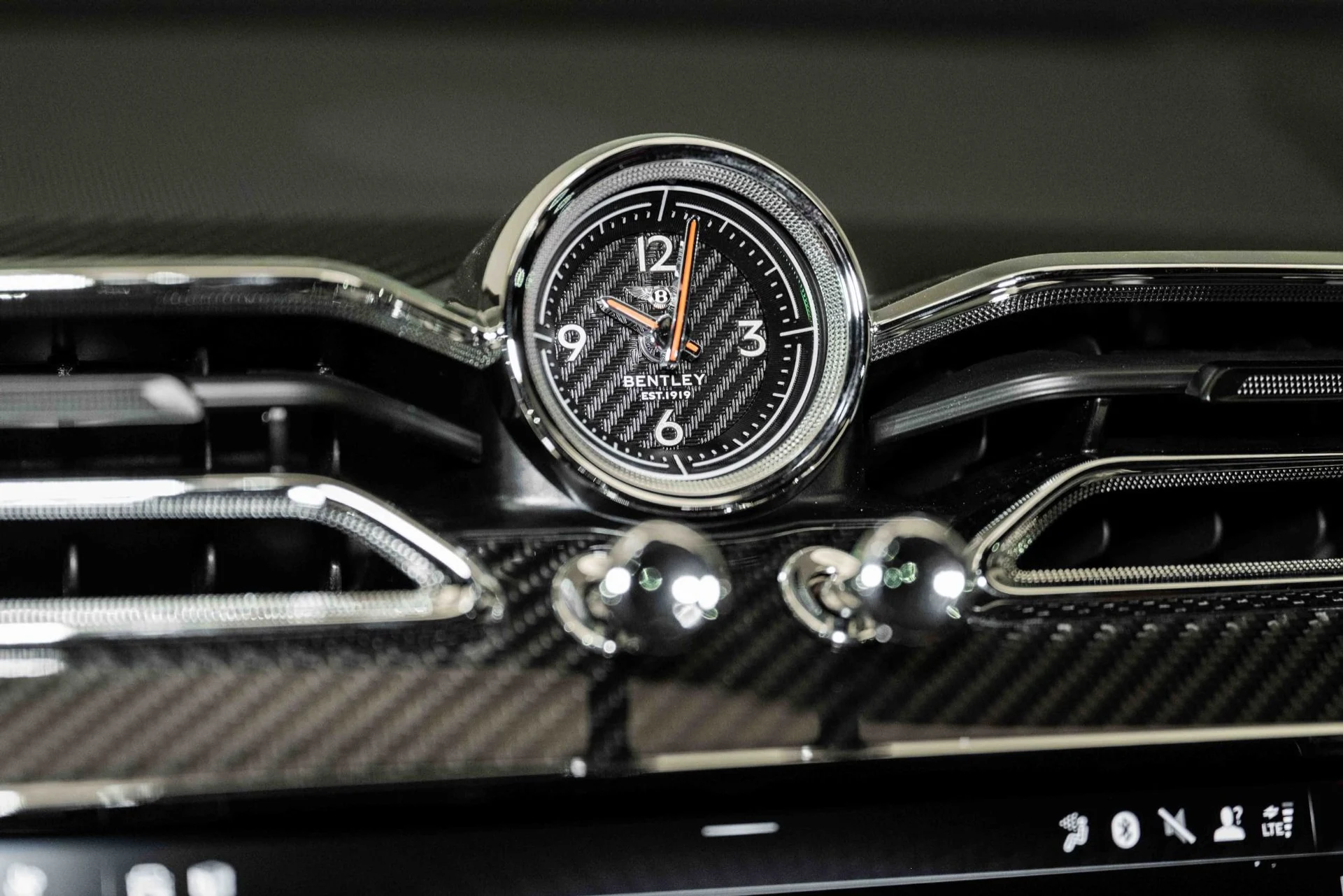 mph033_3873472699_Used_2024_Bentley_Bentayga_EWB_Azure_V8_1718899287_b34219fe7e