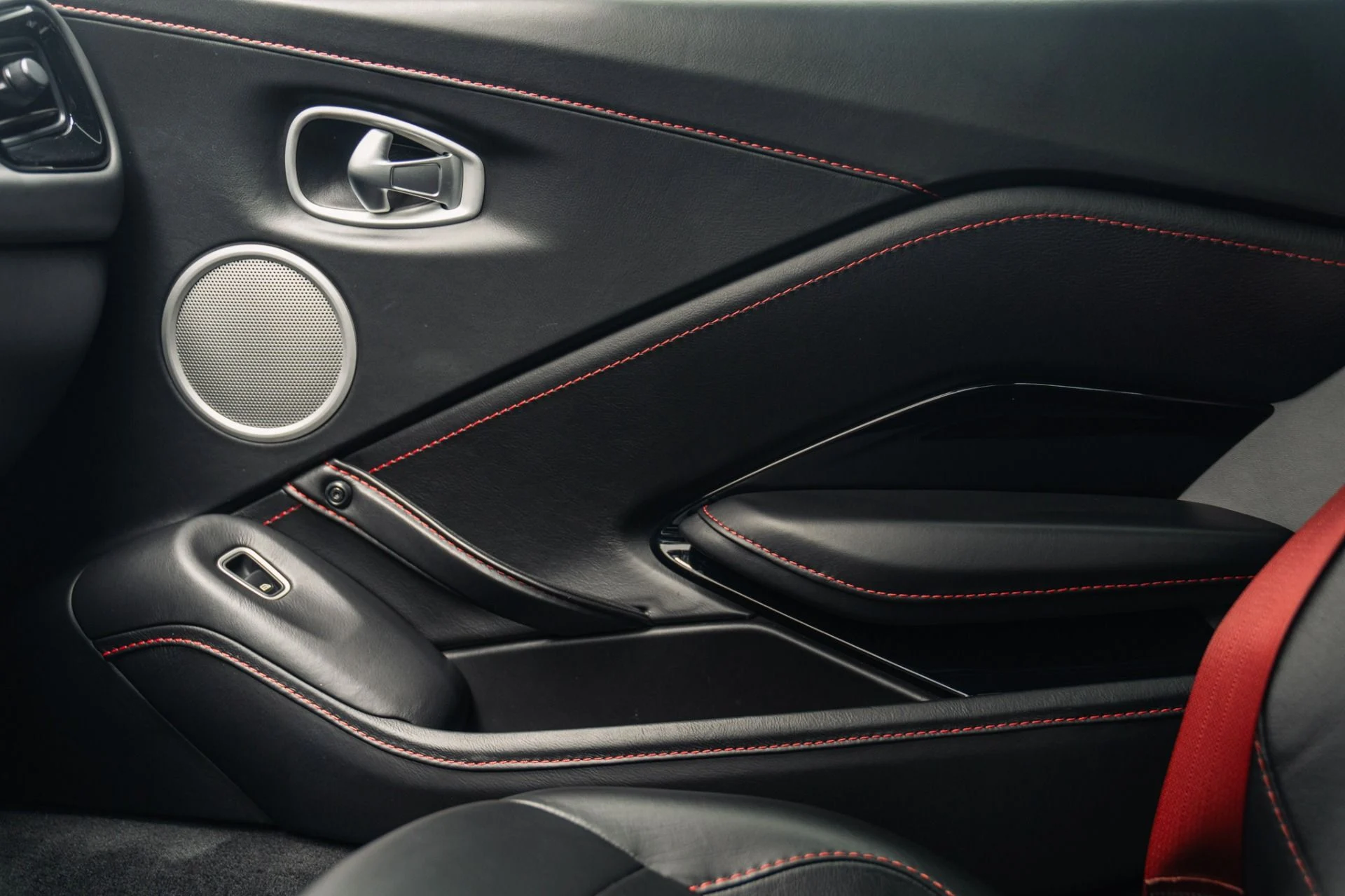 mph033_3898798817_Used_2019_Aston_Martin_Vantage_Painted_Hyper_Red_1790717746_21f25c57cc