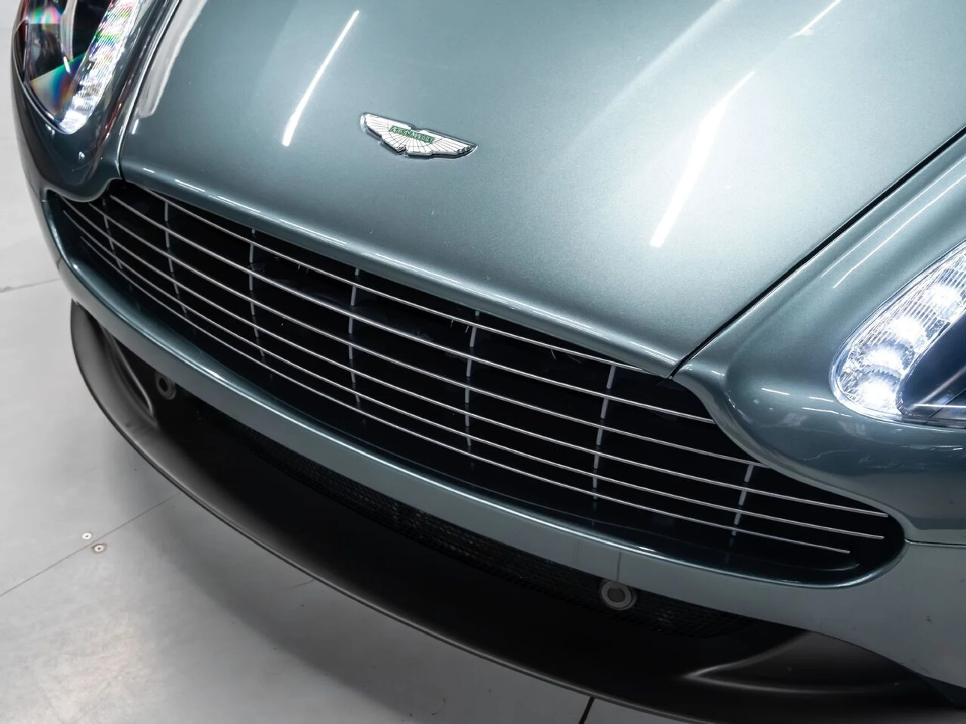 mph033_400543661_aston_martin_v8_vantage_2015_db01a753ad