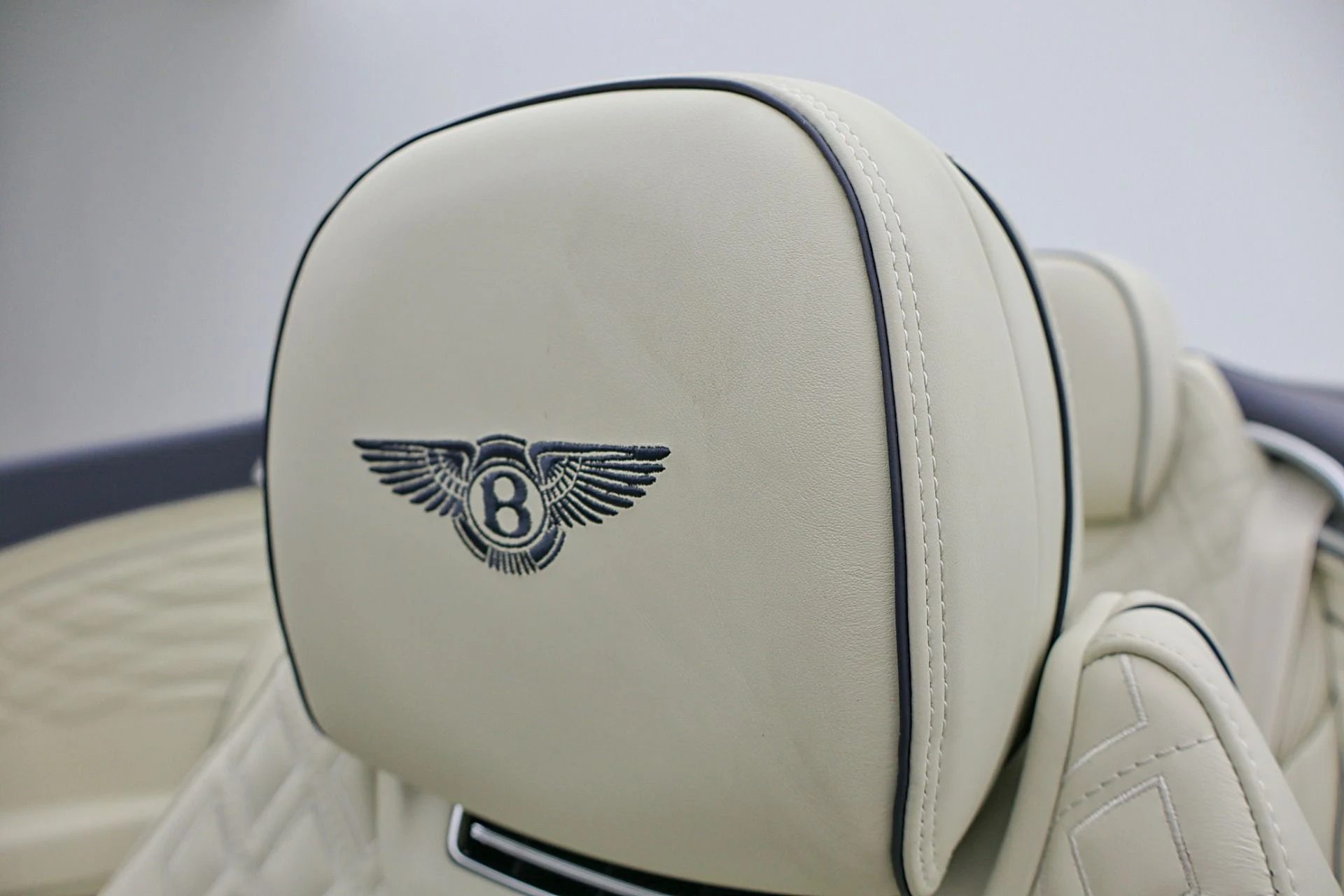mph033_4006715773_Used_2024_Bentley_Continental_GTC_Azure_V8_LEASE_OPTIONS_AVAILABLE_a28a9c4944