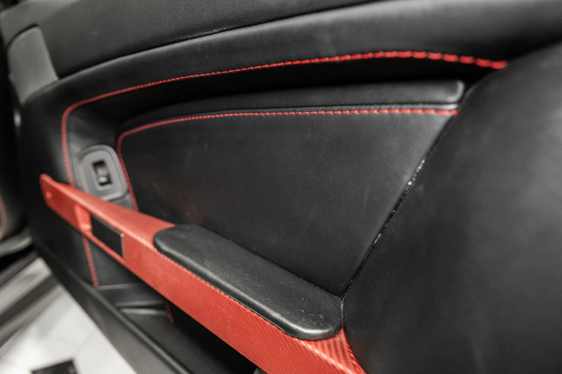 mph033_4008544812_Used_2009_Aston_Martin_V8_Vantage_1772034364_1926b74f91