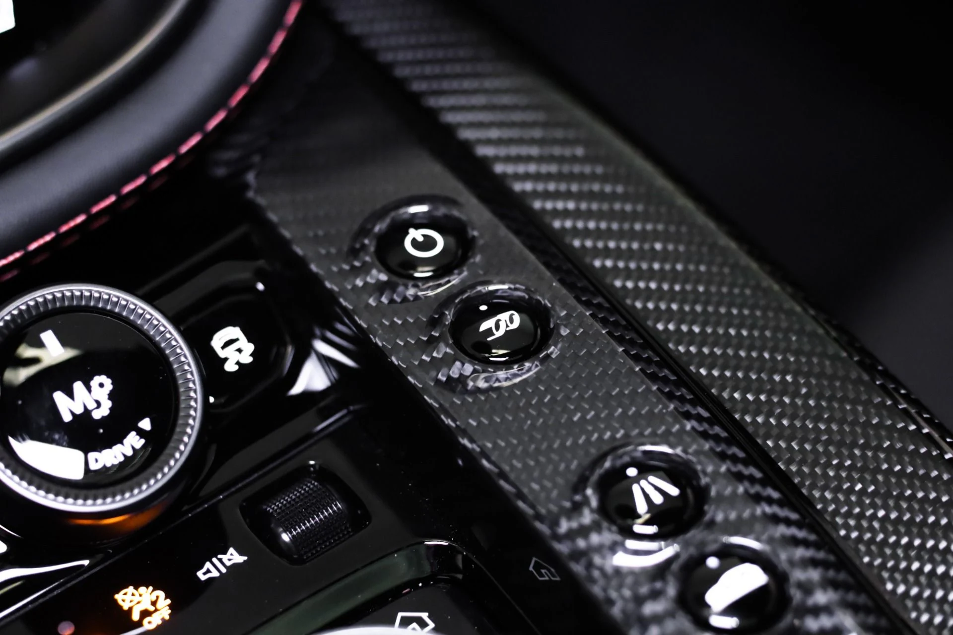 mph033_4037218111_Used_2023_Aston_Martin_DBX_707_1744811574_ff50634672