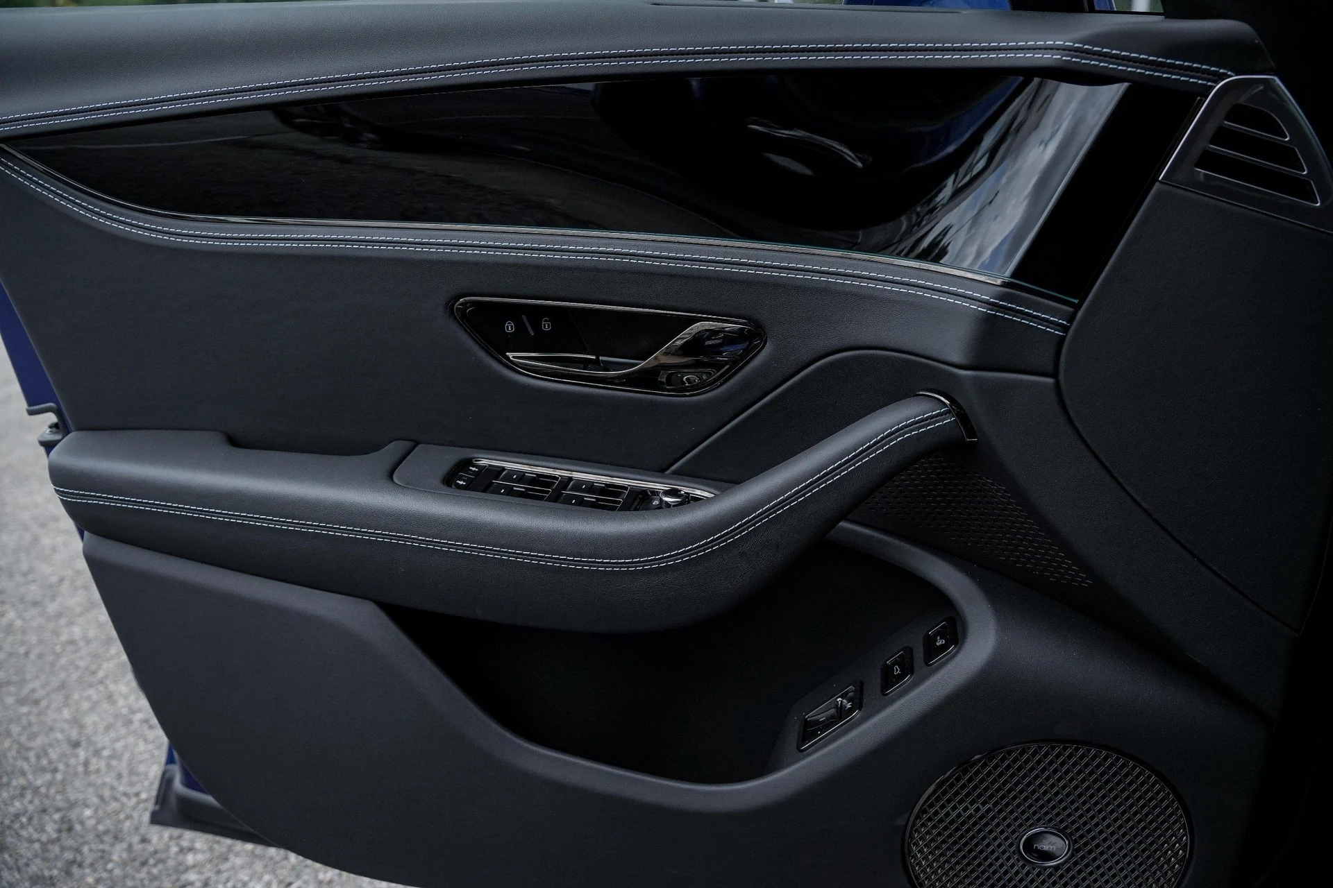 mph033_40827805_Hi_Tech_Luxury_Imports_LLC_SCBBP_6_ZG_0_SC_023385_image_33_dec2dac55e