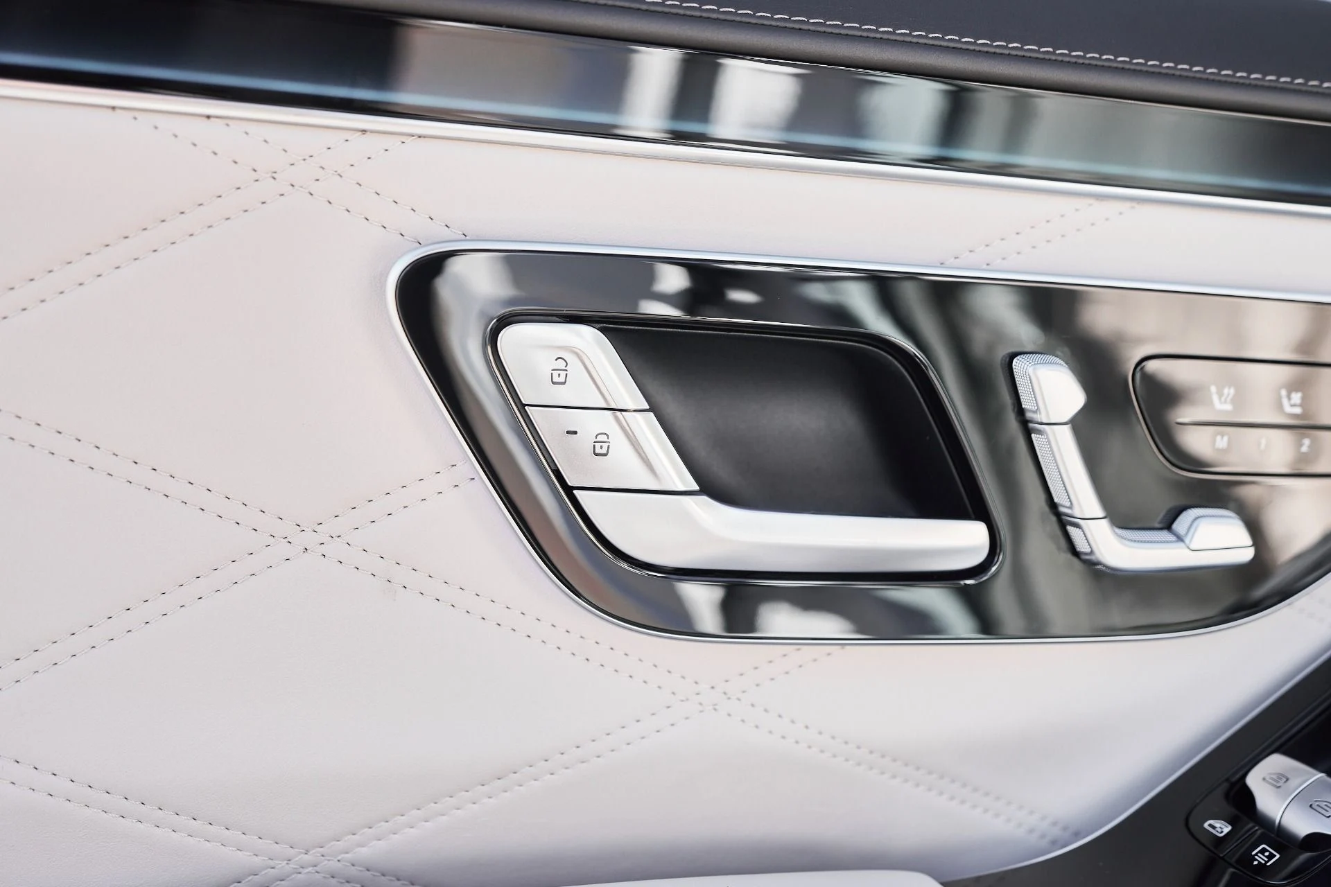 mph033_4091431080_Used_2025_Mercedes_Benz_S_Class_Maybach_S_680_1761611091_bab0767e83