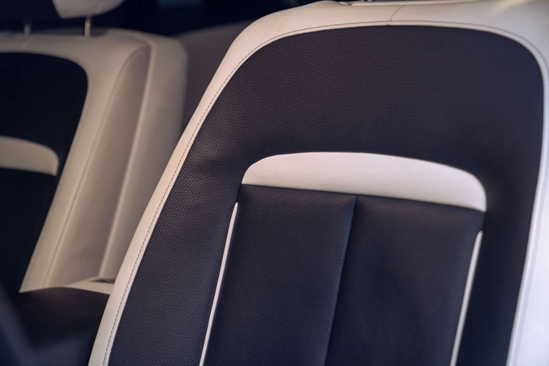 mph033_4104876217_Used_2022_Rolls_Royce_Black_Badge_Ghost_Rear_Theater_and_Trays_Full_Carbon_Interior_Package_1790797785_8a89ab54e0