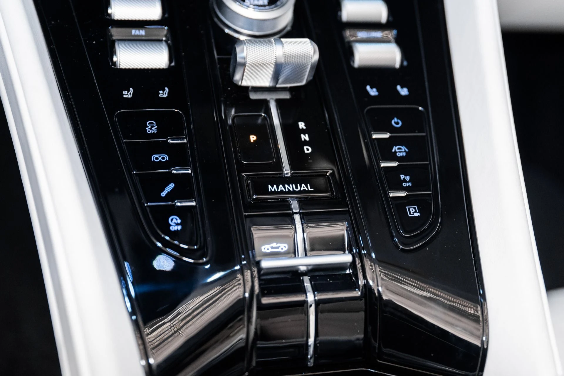 mph033_4105968849_Used_2025_Aston_Martin_DB_12_Volante_1741214270_8a5856fdb4