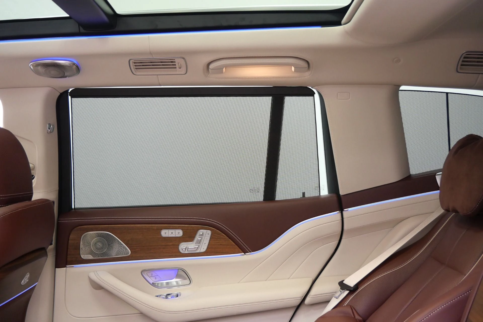 mph033_4142799624_Used_2022_Mercedes_Benz_Maybach_GLS_600_4_MATIC_Beautiful_Colors_Four_Seat_Configuration_Walnut_Trim_1776795080_11ae4c49e1