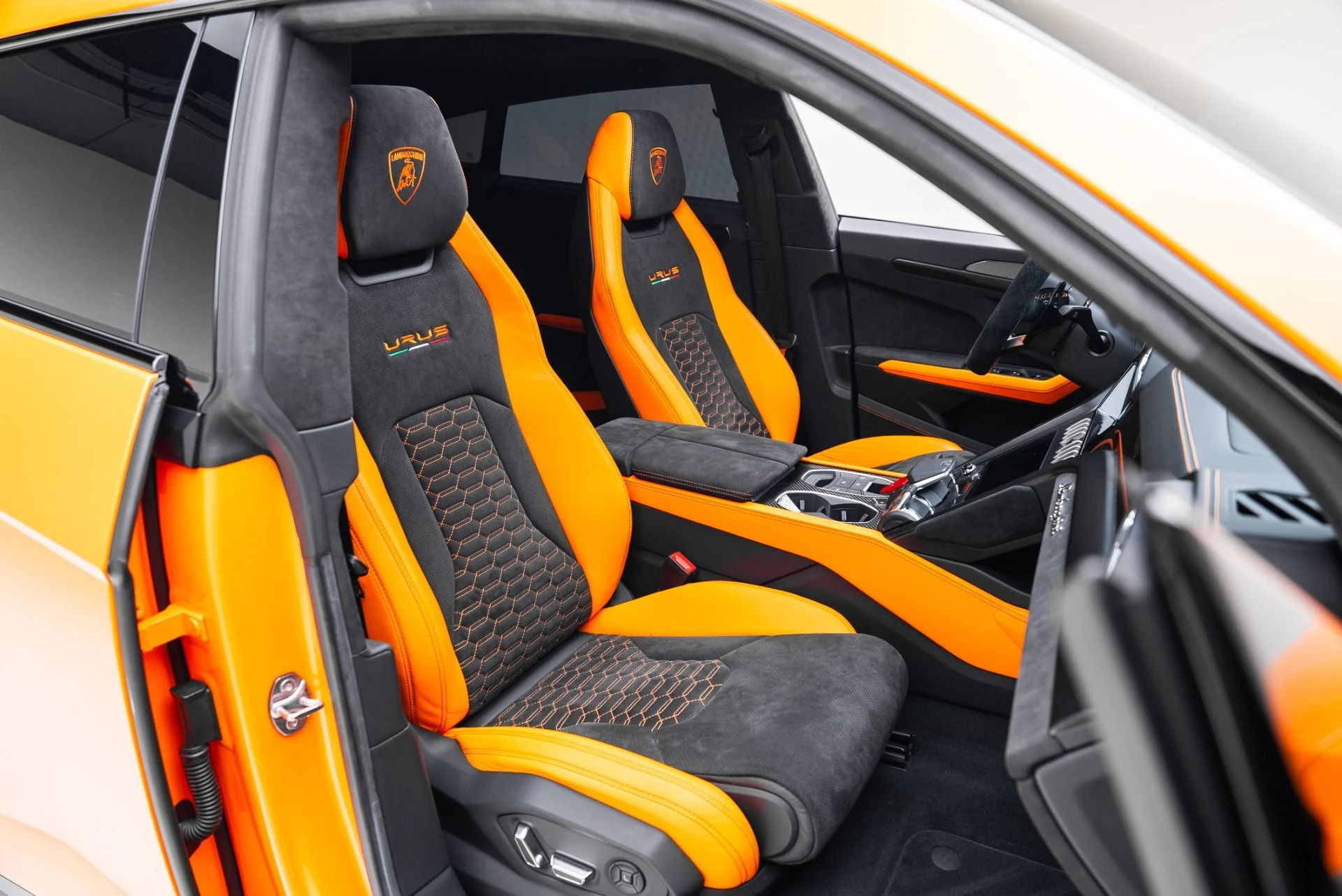 mph033_4143153168_Used_2022_Lamborghini_Urus_1765496911_46c258d96d