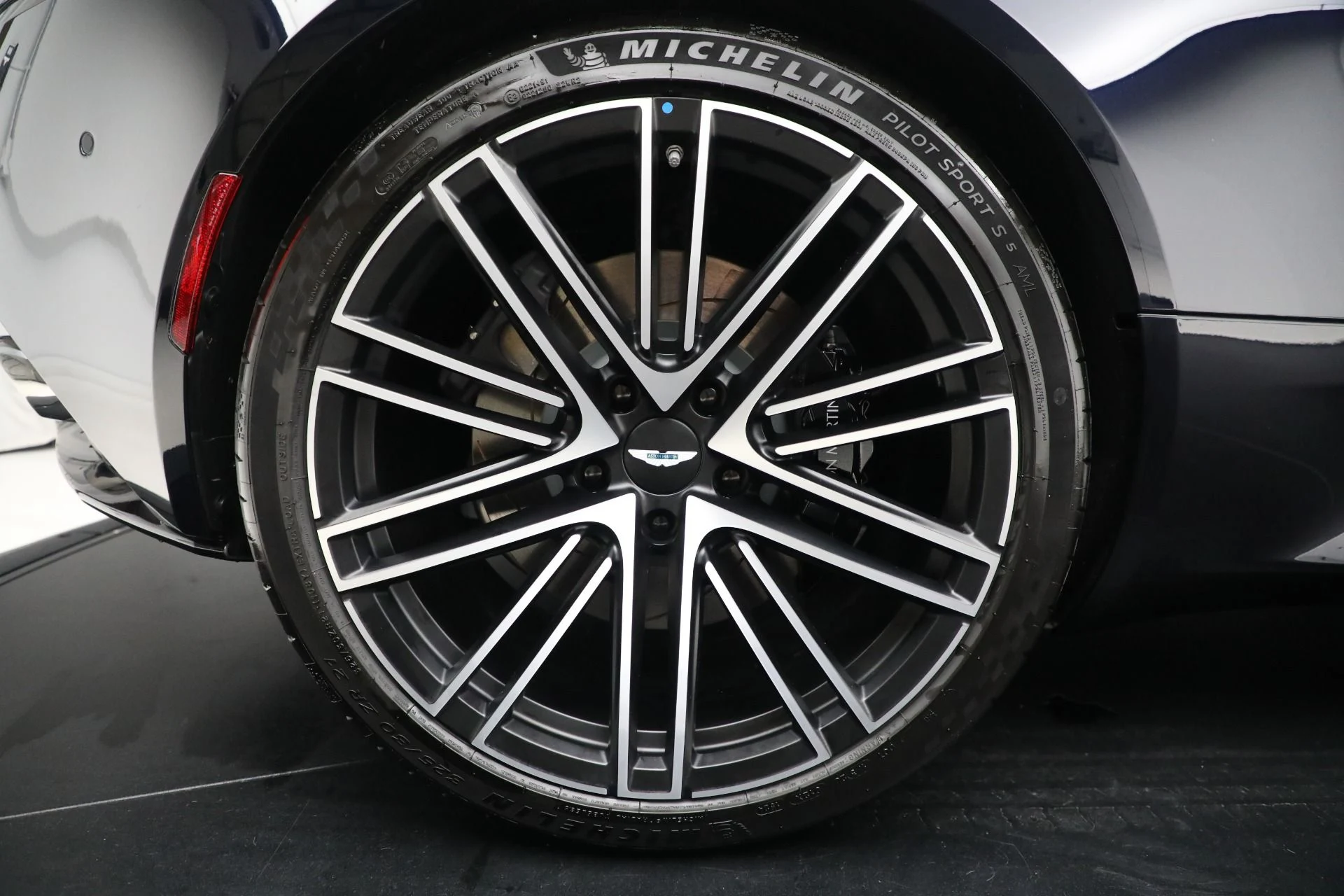 mph033_416130135_New_2025_Aston_Martin_DB_12_Volante_ca36bb65d6
