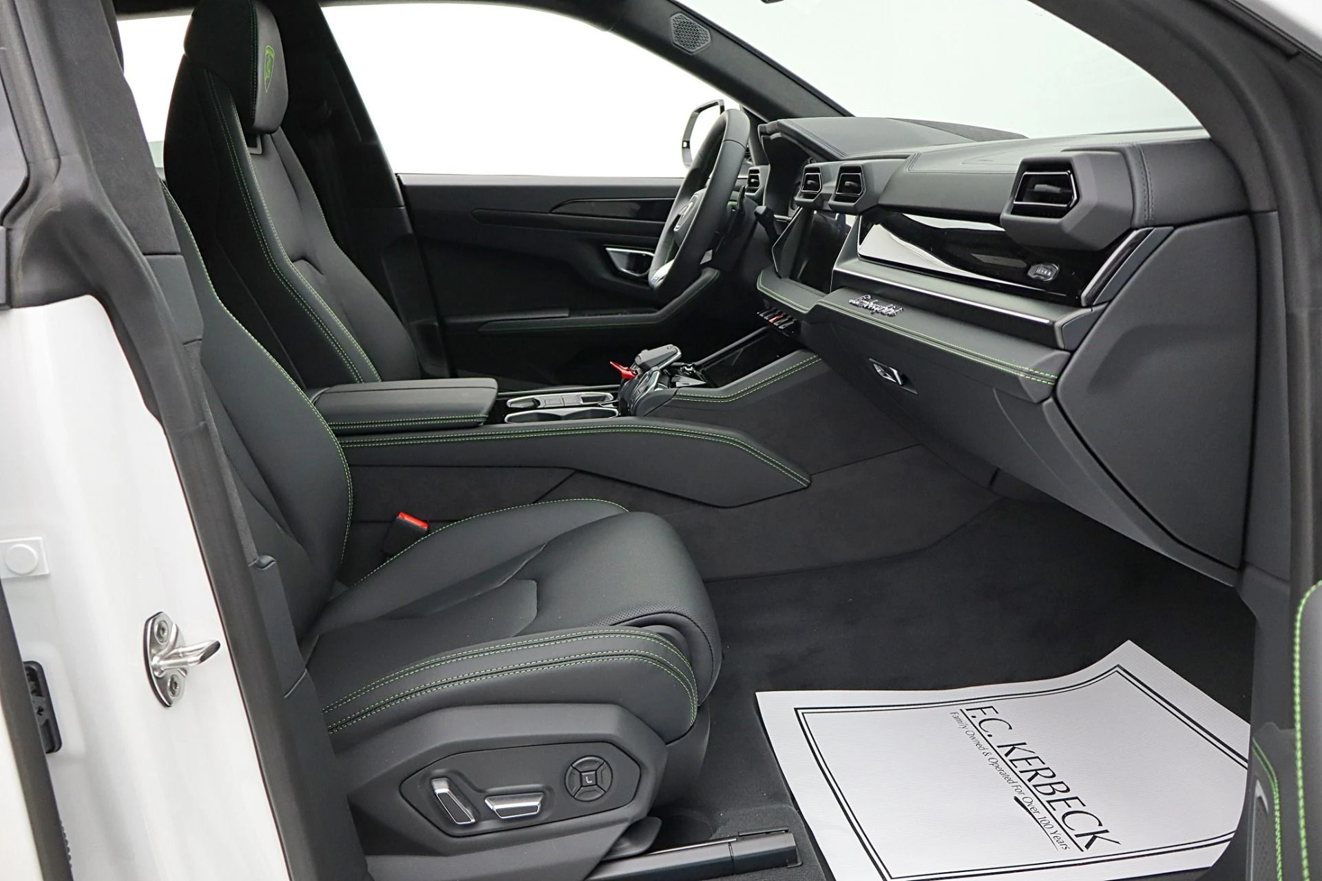 mph033_4177357245_New_2026_Lamborghini_Urus_SE_b36fabedc6