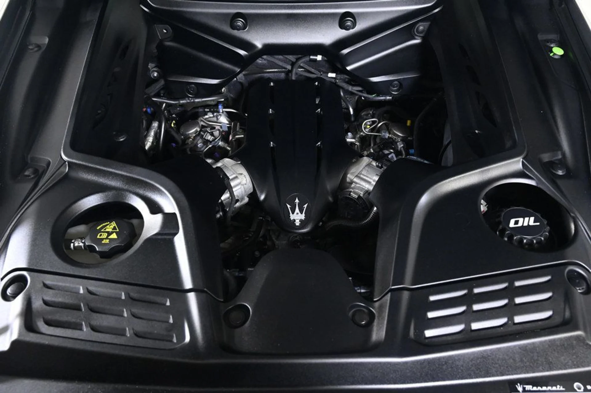 mph033_417878770_used_2022_maserati_mc20_base_11350_22957730_33_1024_01fe50a074