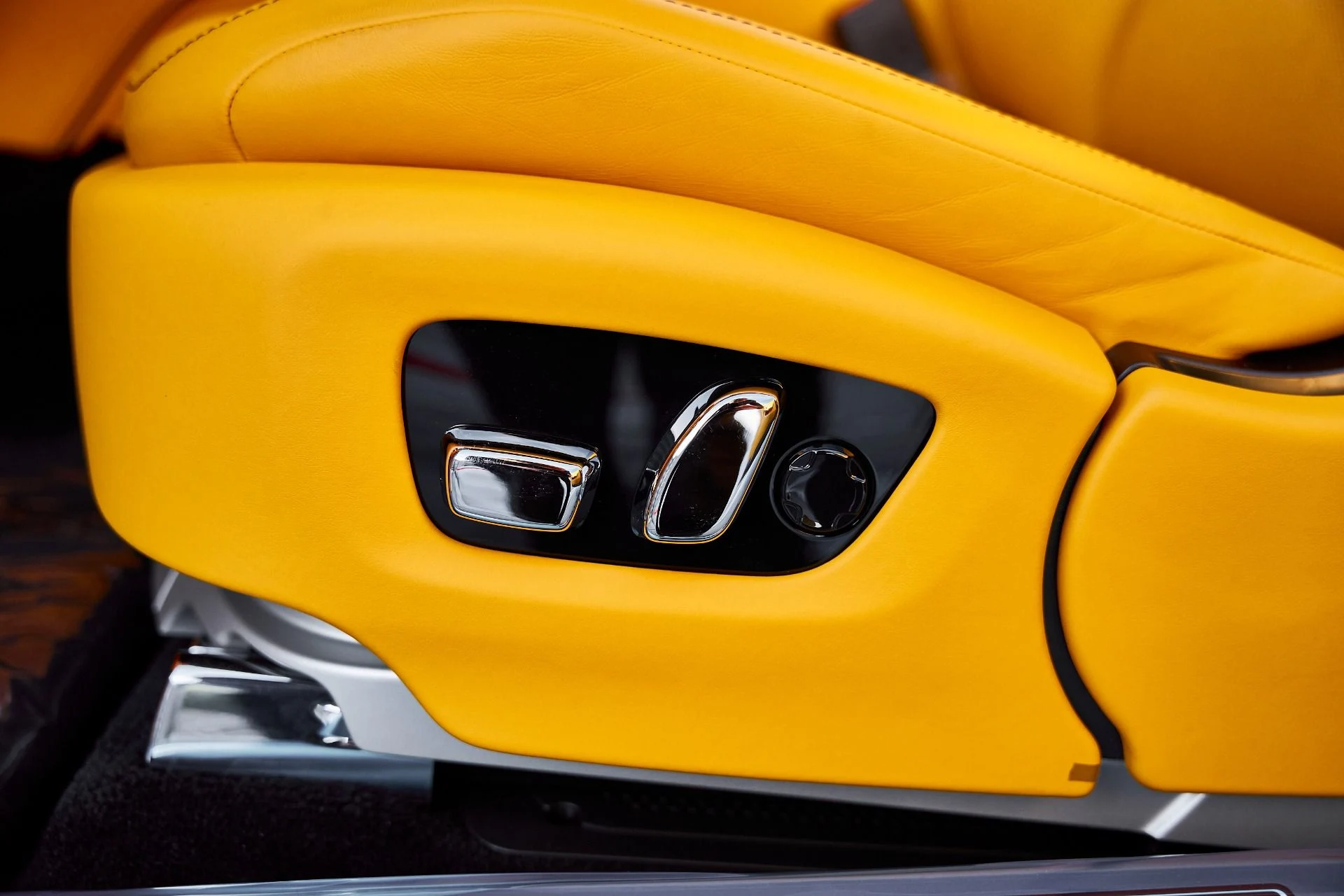 mph033_4225405815_Used_2025_Rolls_Royce_Spectre_BLACK_BADGE_1769482371_fb37881842