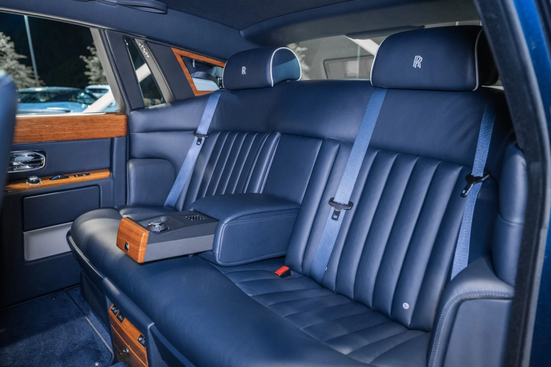 mph033_4261972404_Used_2011_Rolls_Royce_Phantom_1782236201_ca15b2a9b0