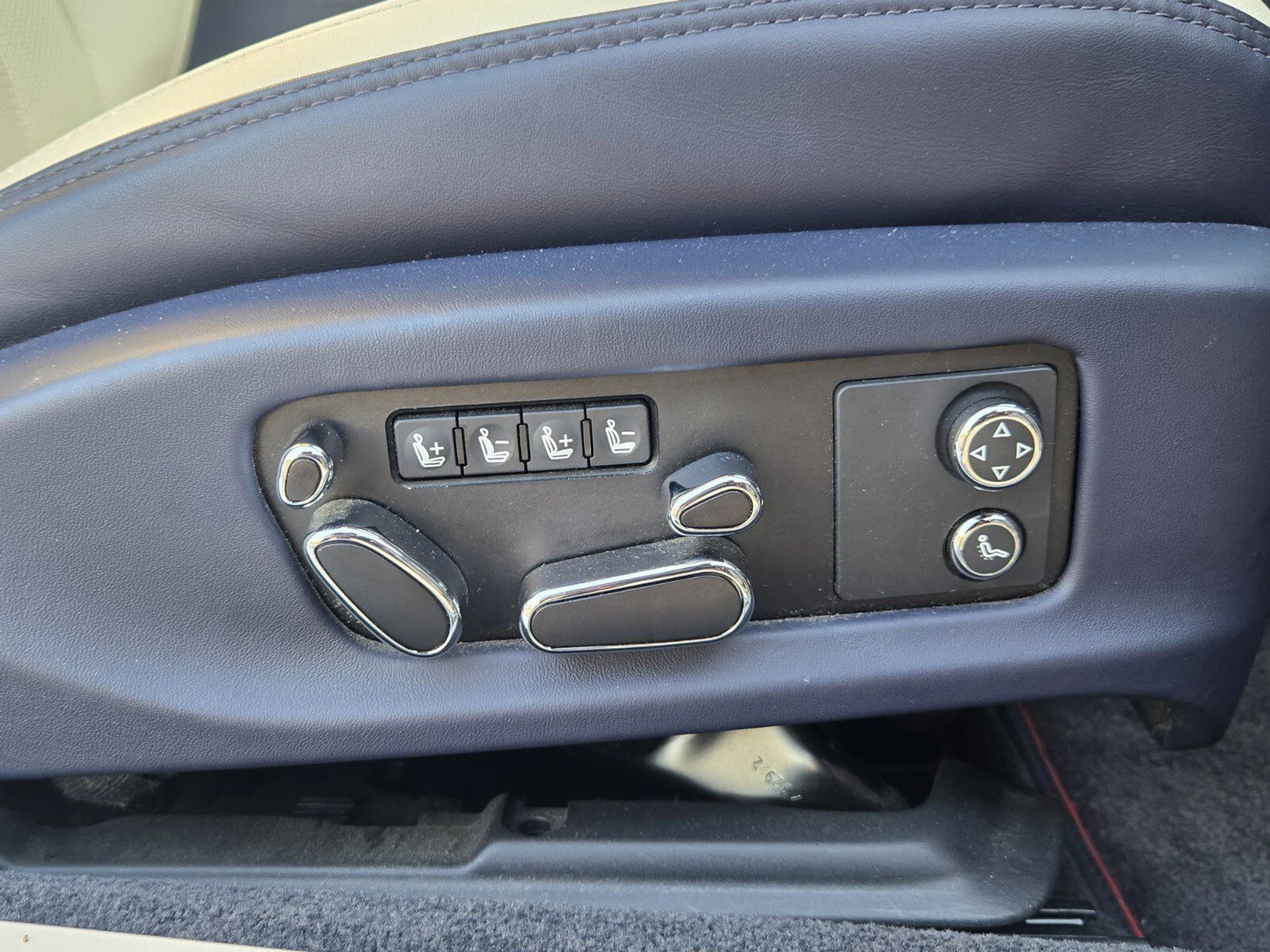 mph033_4266034158_77952f8696dd224354c47dfbb3eb1856x_270e211578