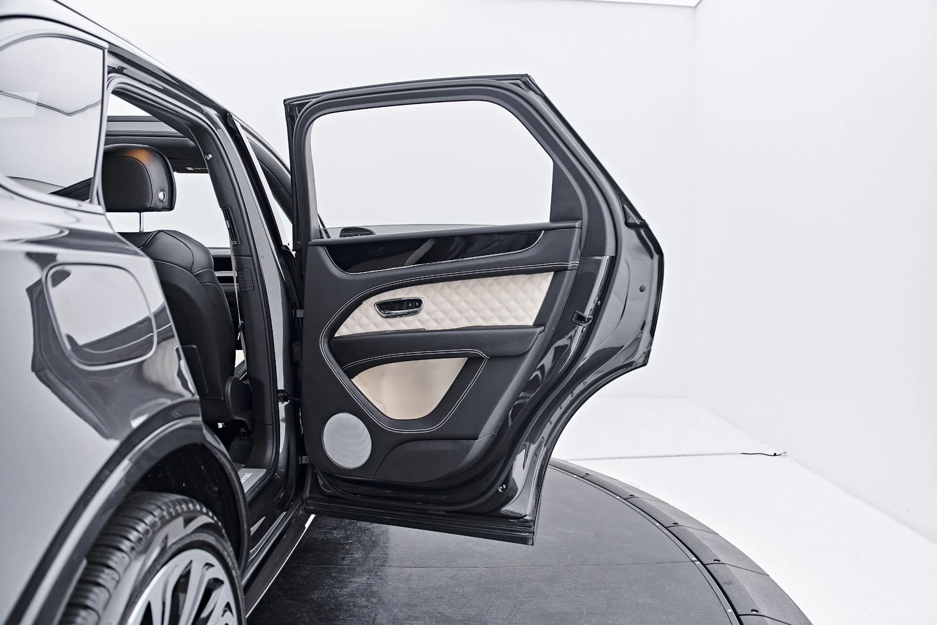 mph033_428078572_Used_2022_Bentley_Bentayga_V8_1791935734_ccba20bff7