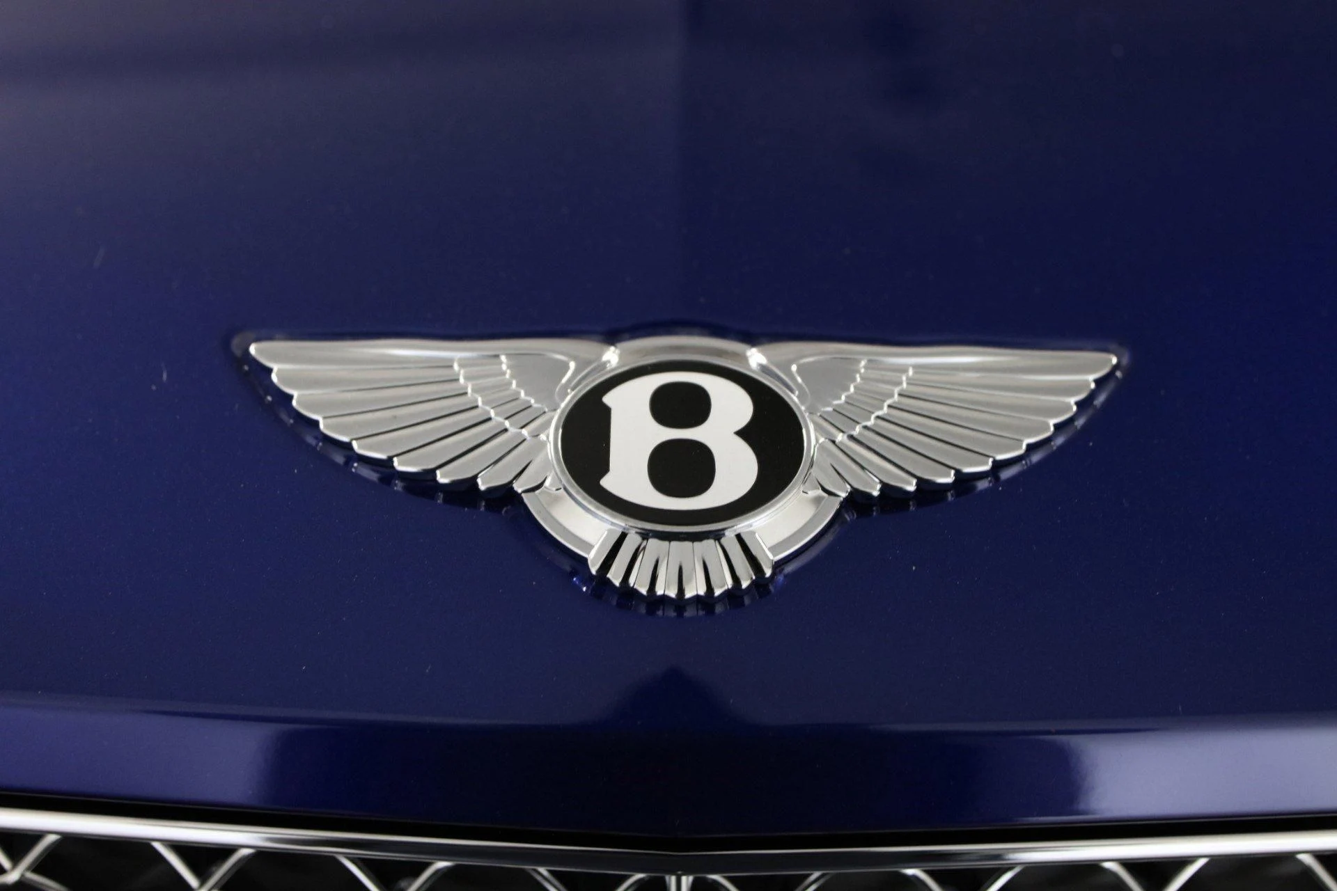 mph033_428470214_Used_2022_Bentley_Bentayga_V8_1678278186_3bd40e7835