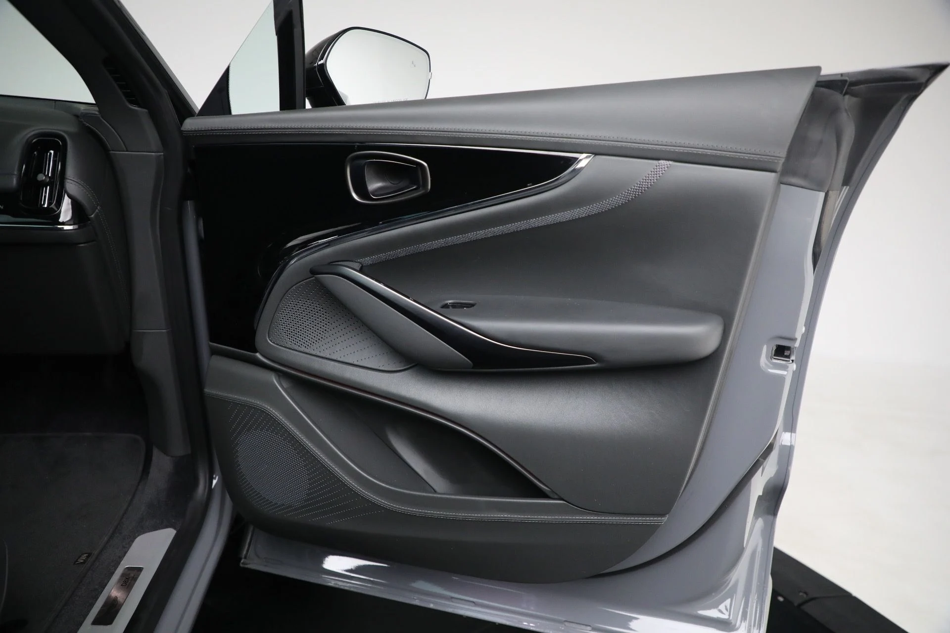 mph033_439314926_New_2025_Aston_Martin_DBX_707_1762018439_3633e68209