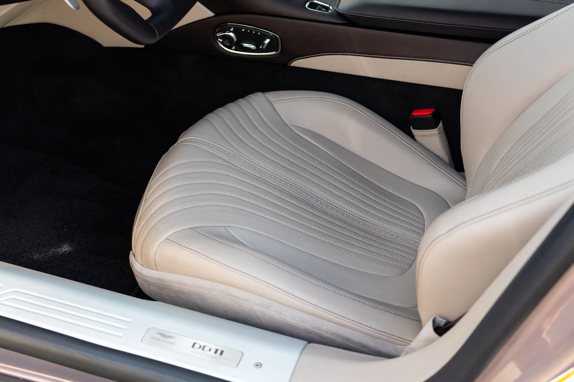 mph033_462577300_Used_2023_Aston_Martin_DB_11_V8_1765580220_a65a479acf