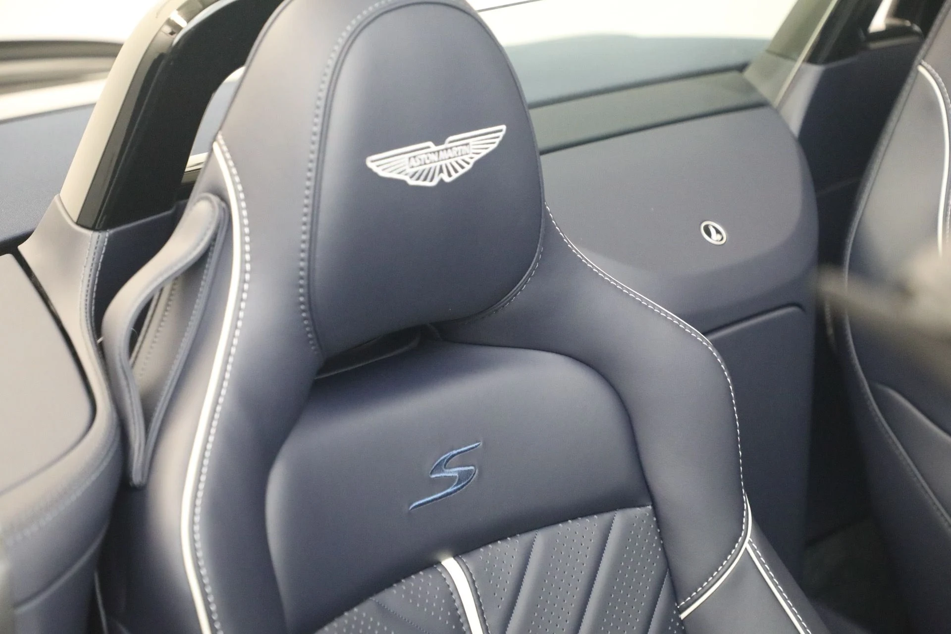 mph033_513434694_New_2026_Aston_Martin_Vantage_S_Roadster_1786132821_fe6a9edf15