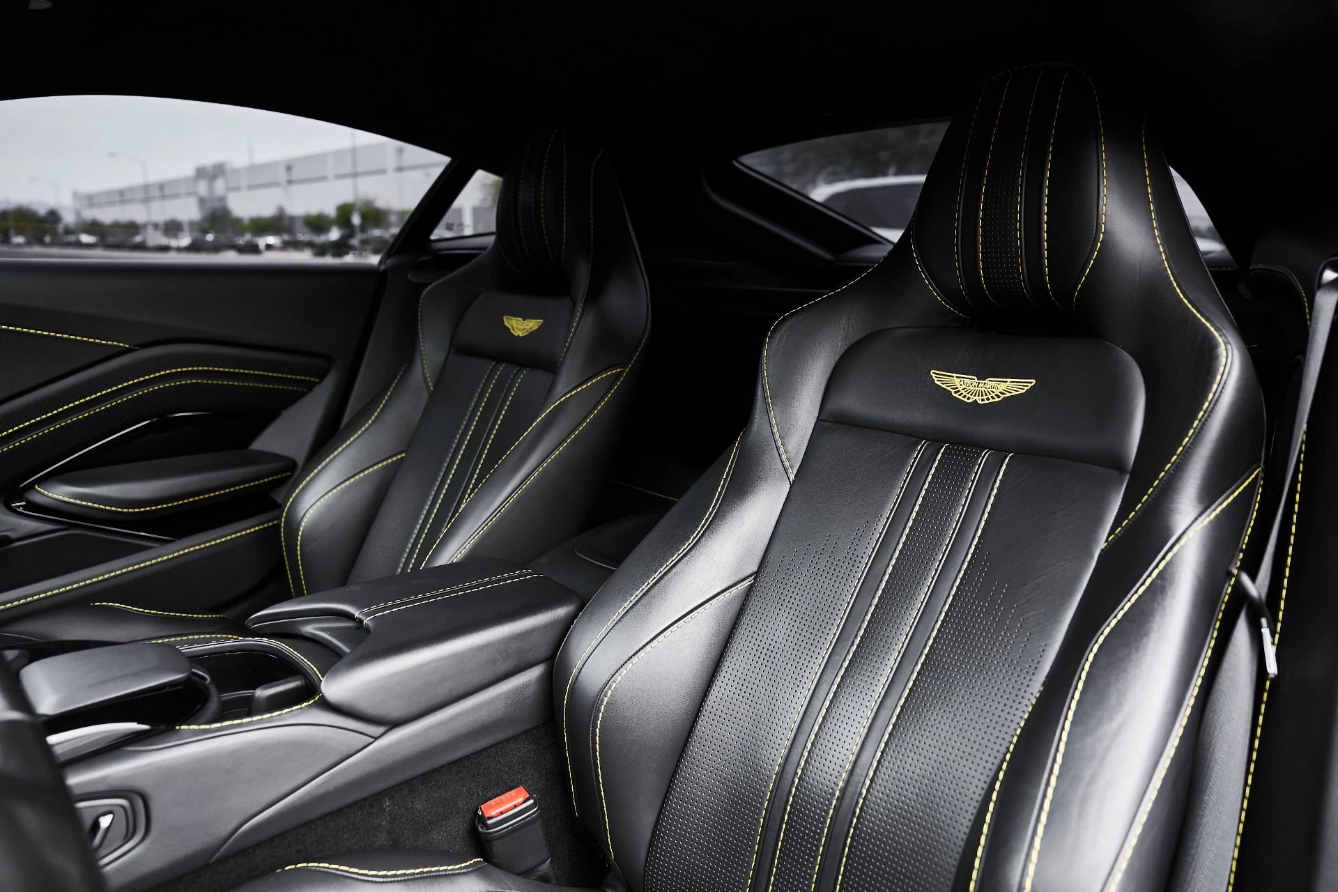 mph033_514179234_Used_2023_Aston_Martin_Vantage_1775333341_e2c63aca53