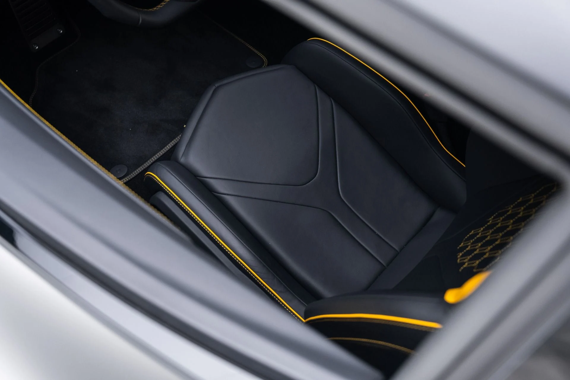 mph033_520475697_Used_2024_Lamborghini_Revuelto_1764709252_c7d010b127