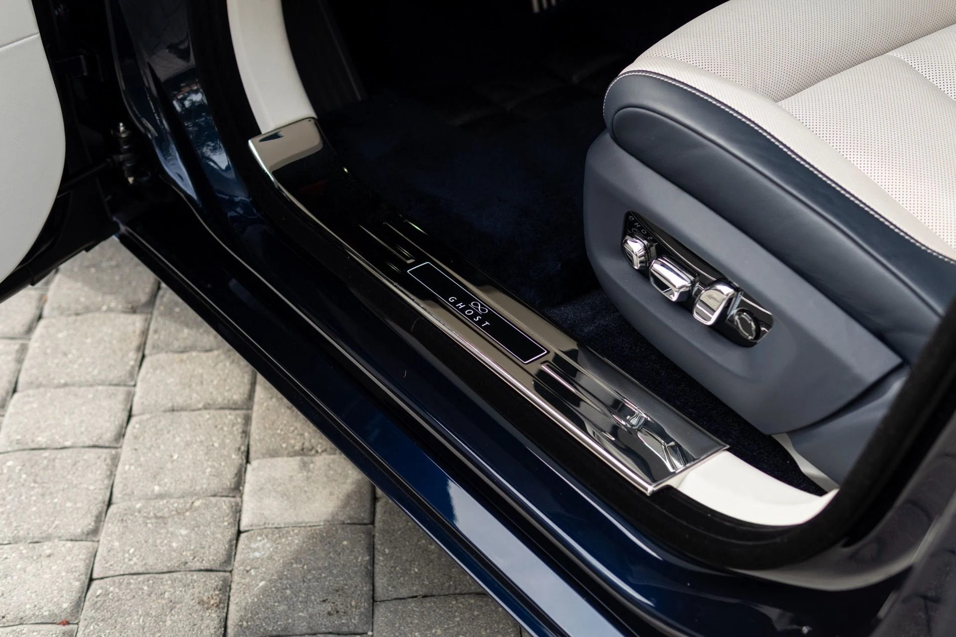 mph033_58251474_Used_2023_Rolls_Royce_Black_Badge_Ghost_1765569637_db25239a57