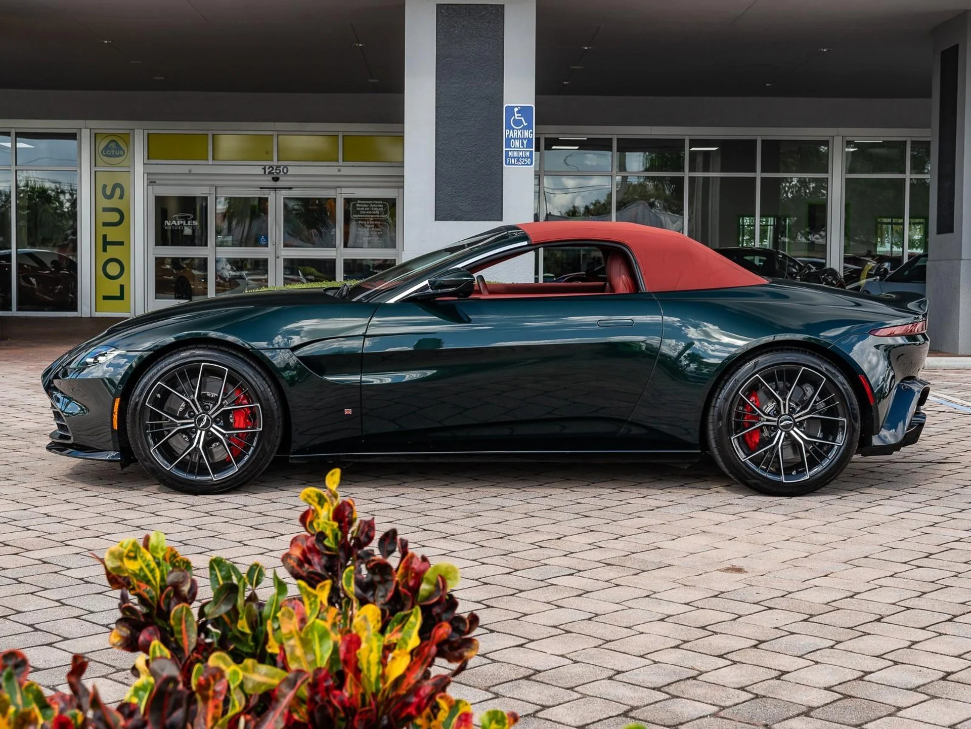 mph033_589635143_Used_2021_Aston_Martin_Vantage_1753207584_35854591a5